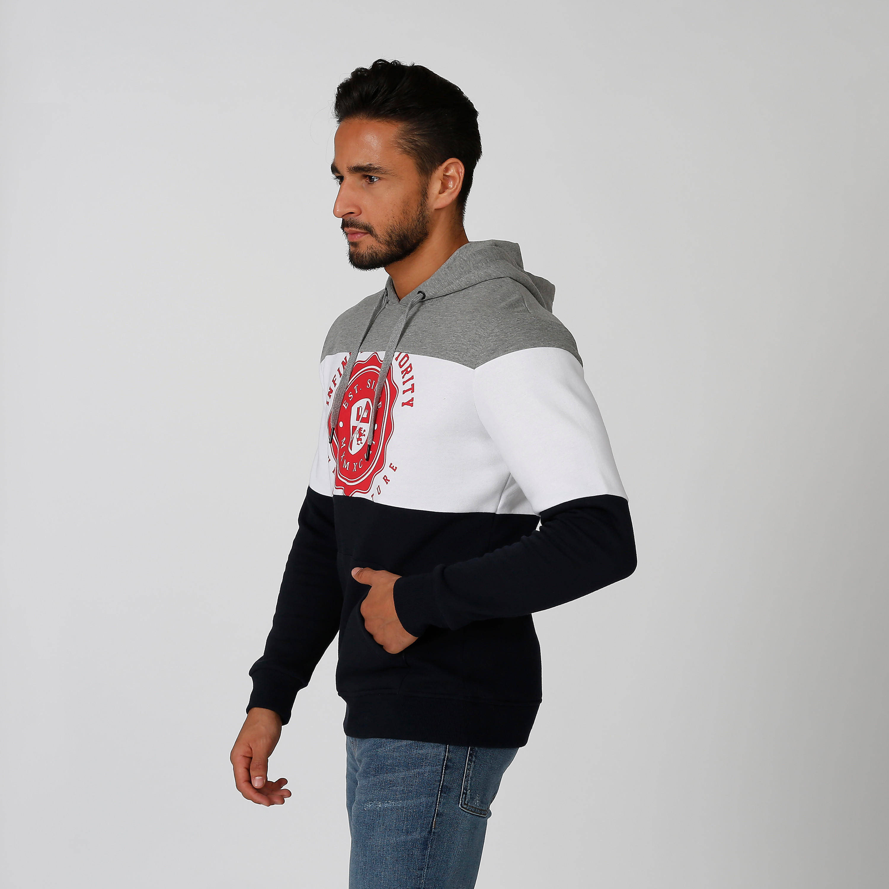 سويت شيرت مستدام بقبعة وجيوب كانجارو وطبعات -men-winterwear-hoodiesandsweatshirts-image-3
