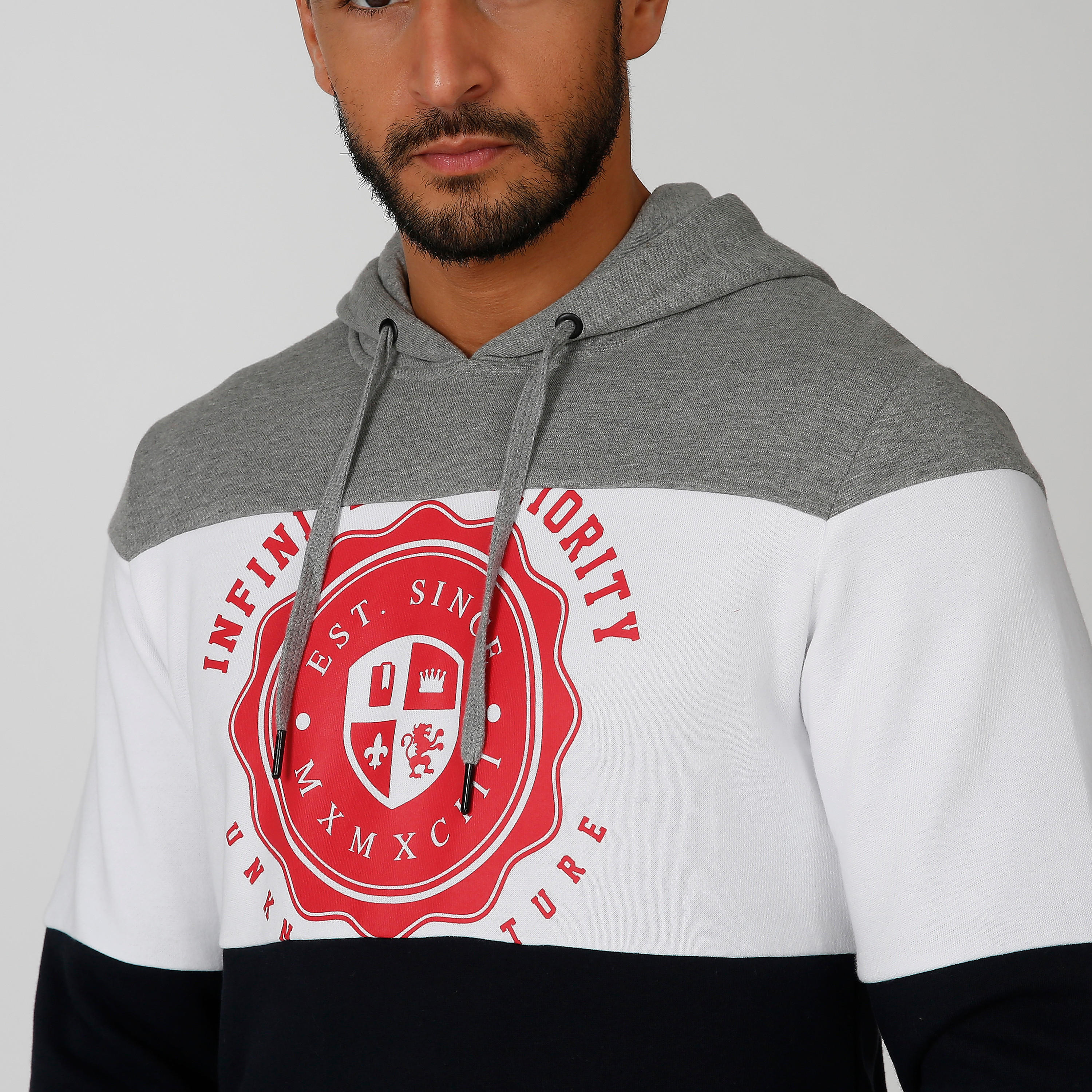 سويت شيرت مستدام بقبعة وجيوب كانجارو وطبعات -men-winterwear-hoodiesandsweatshirts-image-4