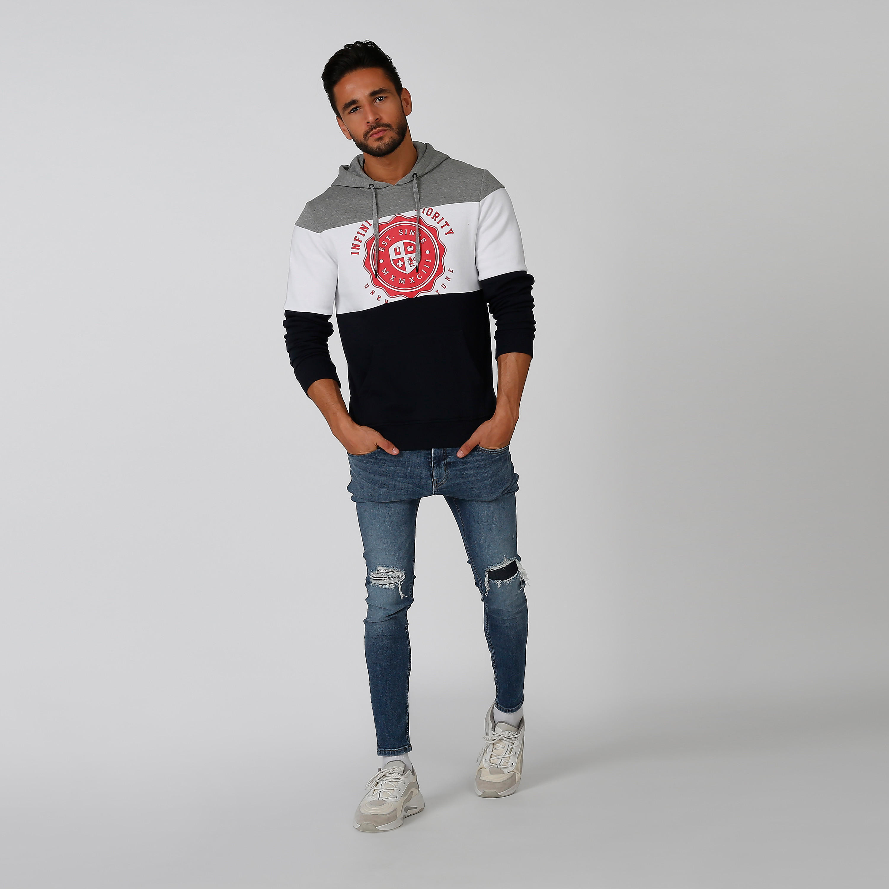 سويت شيرت مستدام بقبعة وجيوب كانجارو وطبعات -men-winterwear-hoodiesandsweatshirts-image-5