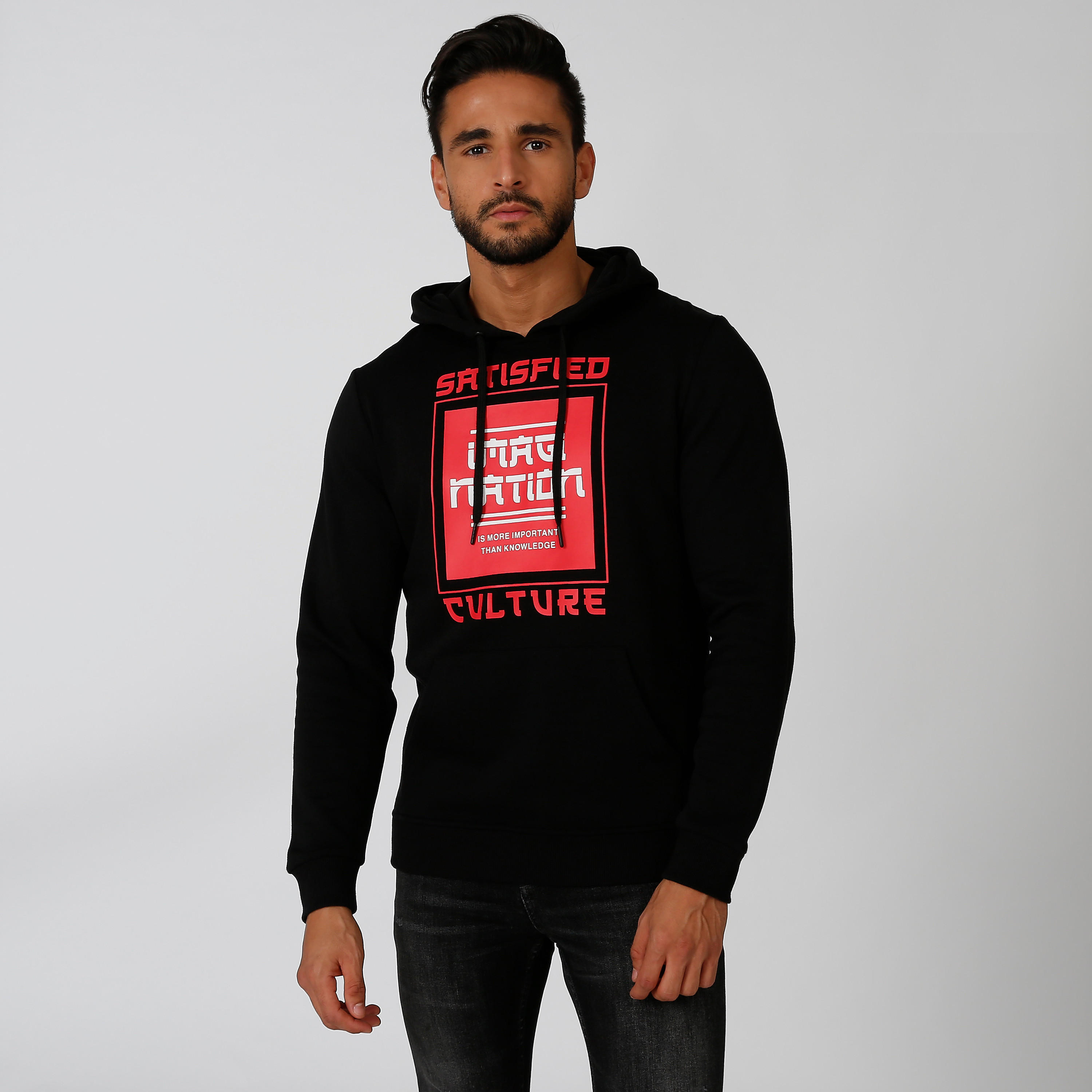 سويت شيرت مستدام بقبّعة وأكمام طويلة وطبعات -men-winterwear-hoodiesandsweatshirts-image-1