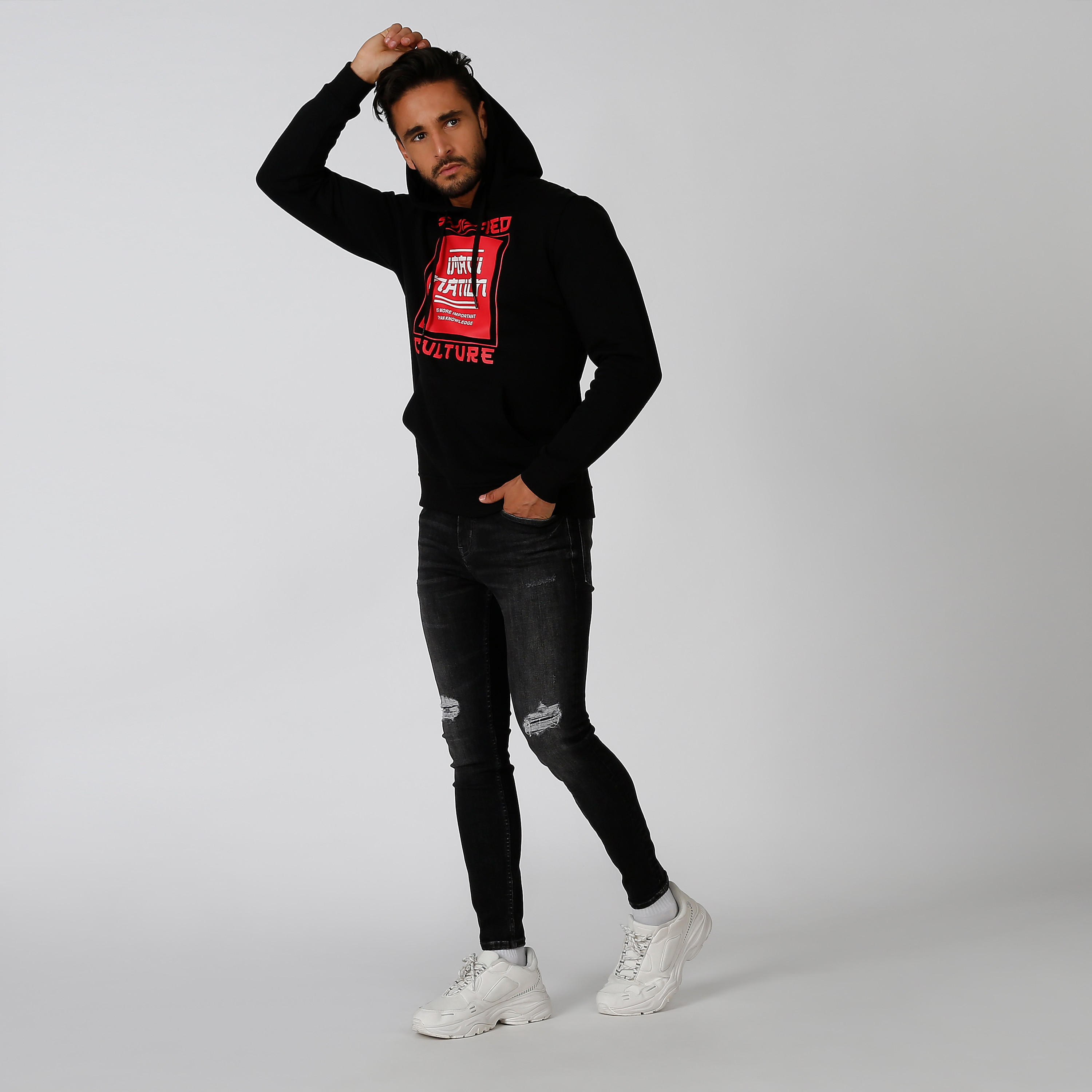 سويت شيرت مستدام بقبّعة وأكمام طويلة وطبعات -men-winterwear-hoodiesandsweatshirts-image-2