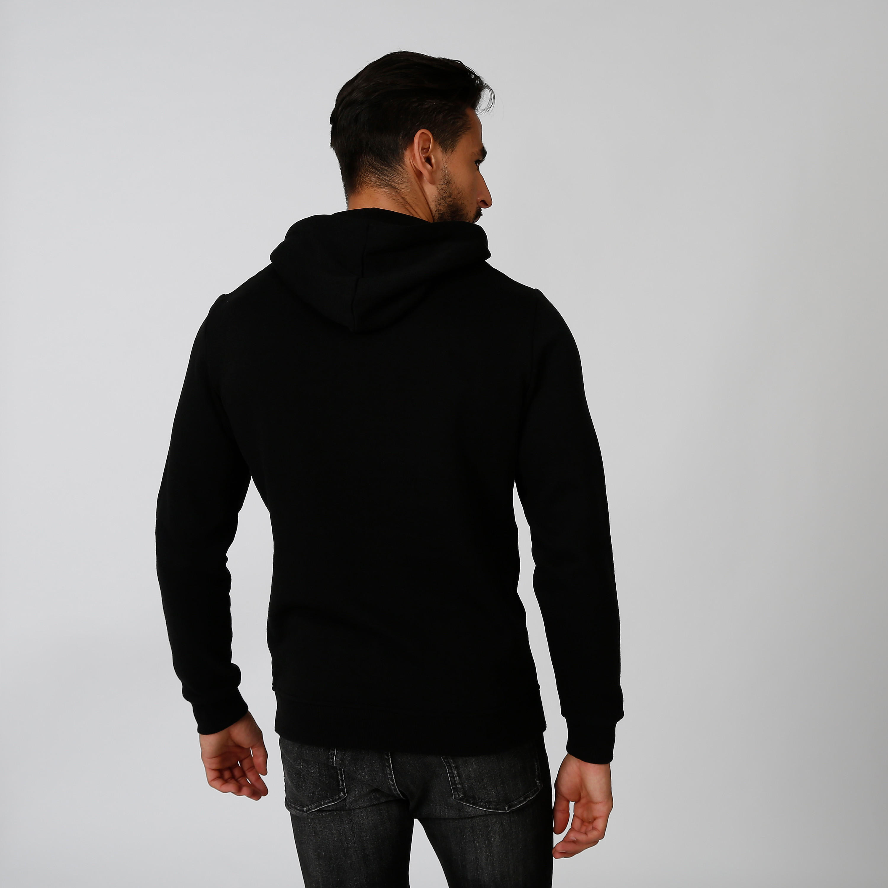سويت شيرت مستدام بقبّعة وأكمام طويلة وطبعات -men-winterwear-hoodiesandsweatshirts-image-3