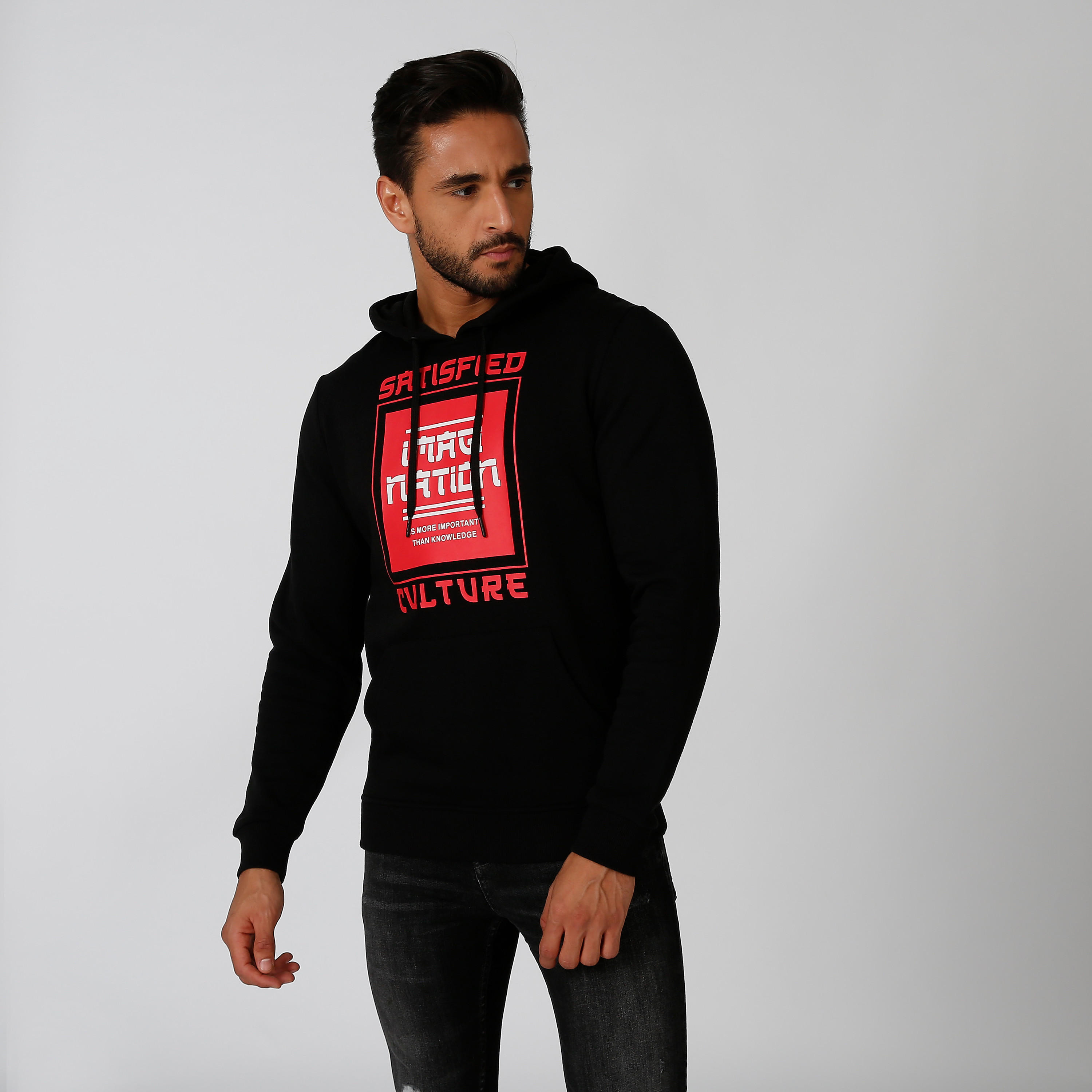 سويت شيرت مستدام بقبّعة وأكمام طويلة وطبعات -men-winterwear-hoodiesandsweatshirts-image-4
