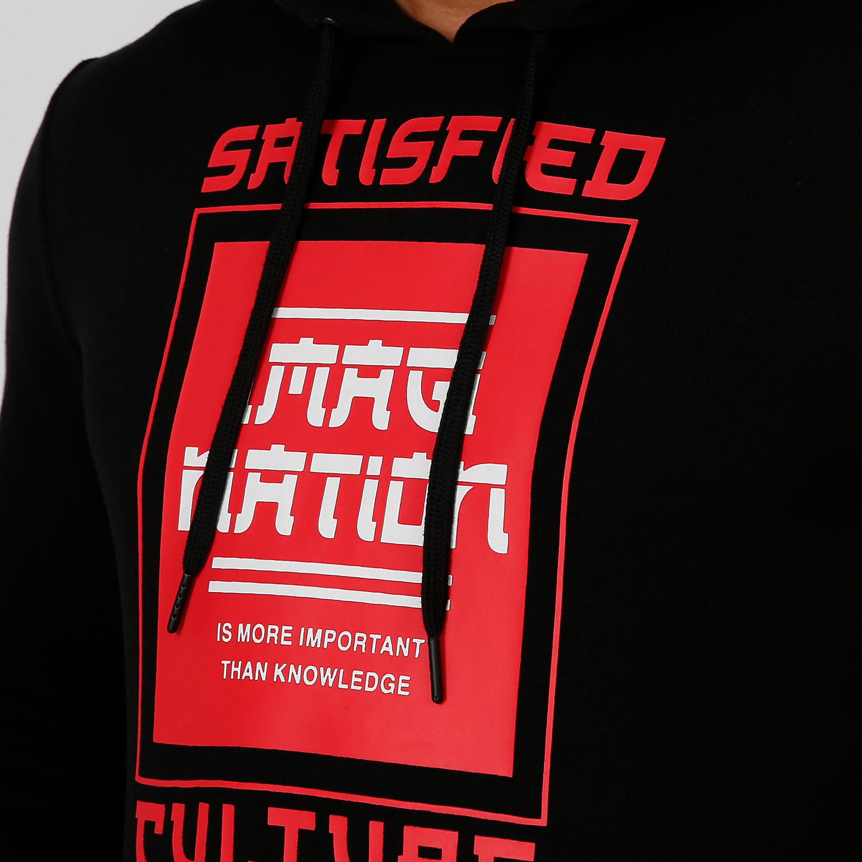سويت شيرت مستدام بقبّعة وأكمام طويلة وطبعات -men-winterwear-hoodiesandsweatshirts-image-5