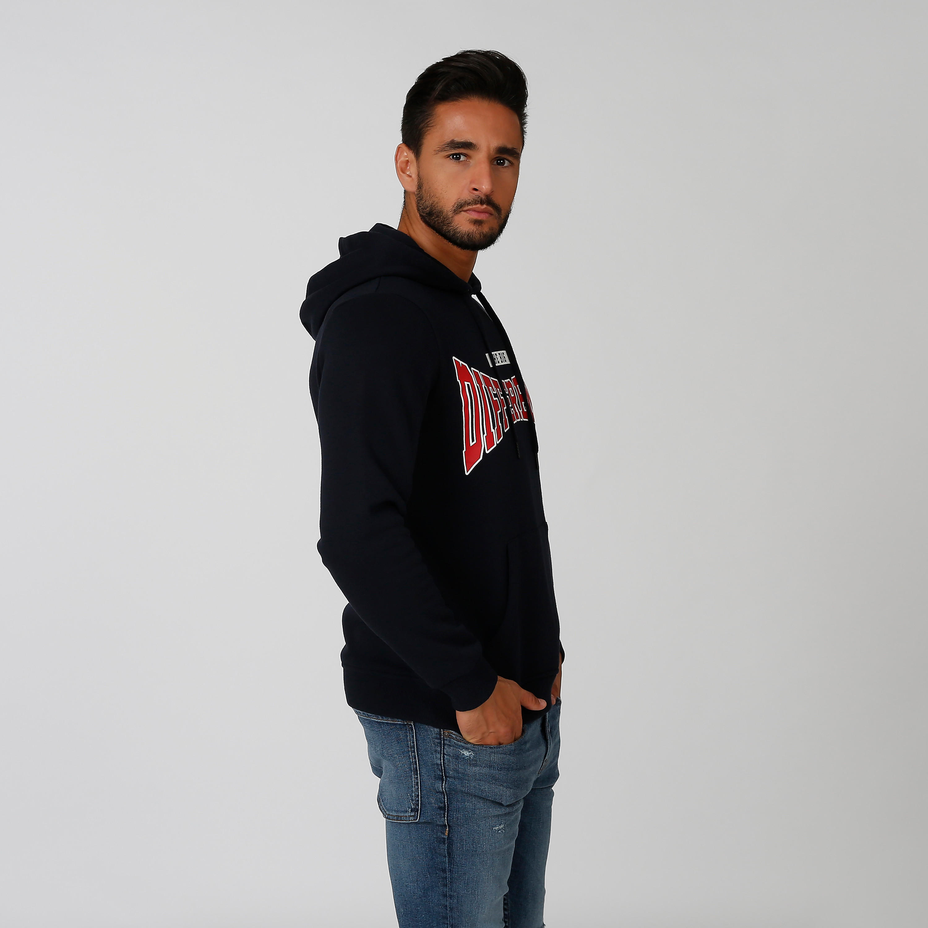 سويت شيرت مستدام بقبّعة وأكمام طويلة وطبعات-men-winterwear-hoodiesandsweatshirts-image-1
