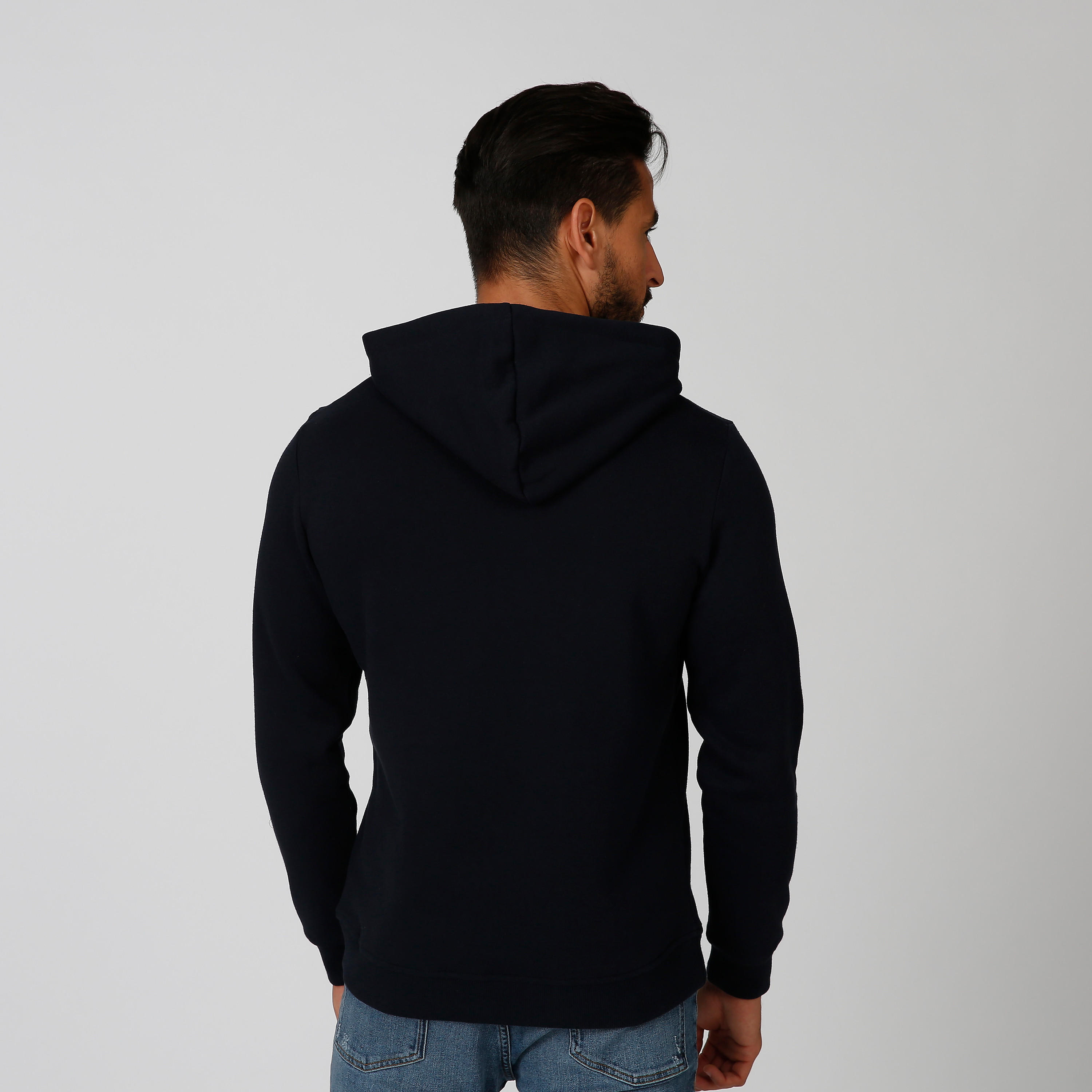 سويت شيرت مستدام بقبّعة وأكمام طويلة وطبعات-men-winterwear-hoodiesandsweatshirts-image-2