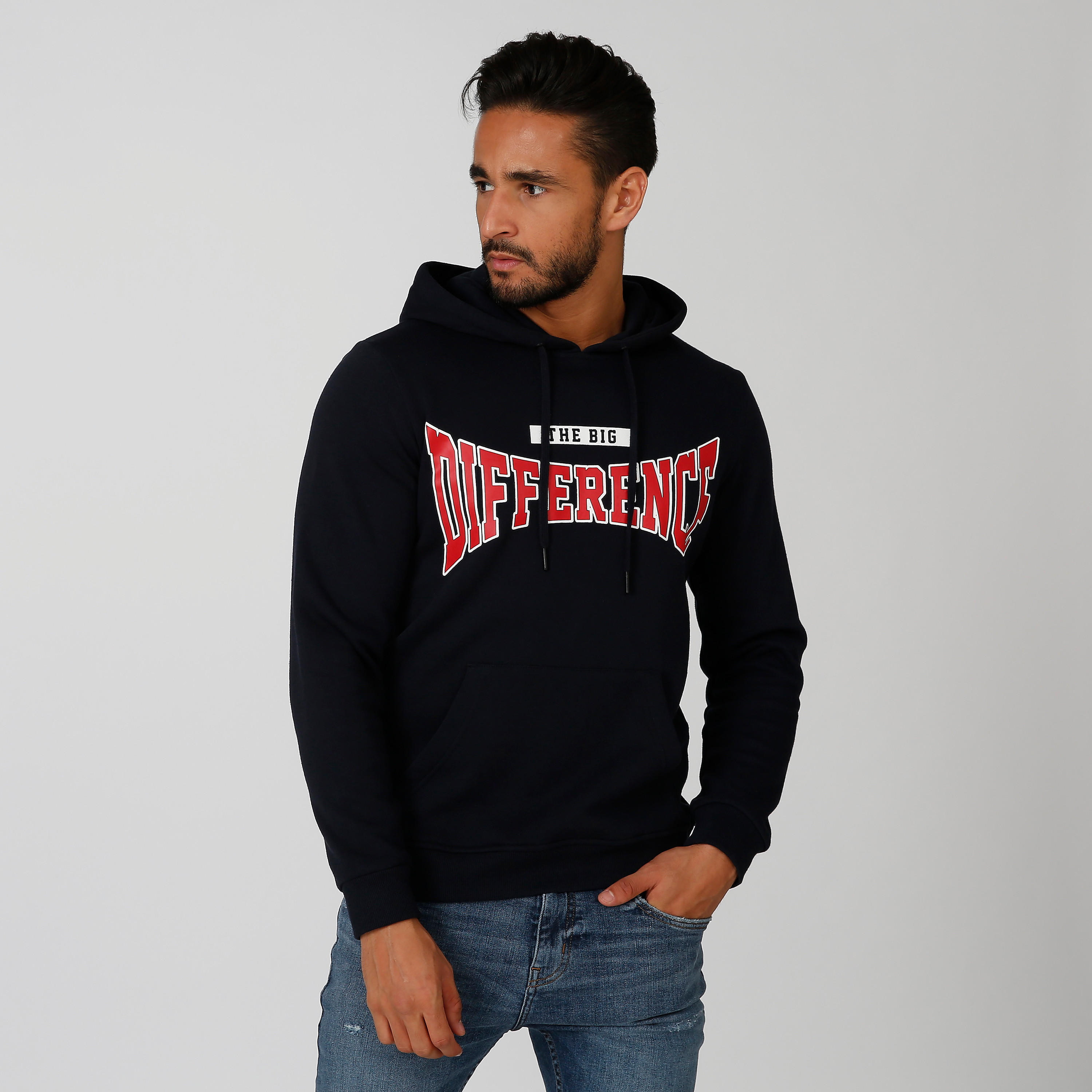 سويت شيرت مستدام بقبّعة وأكمام طويلة وطبعات-men-winterwear-hoodiesandsweatshirts-image-3