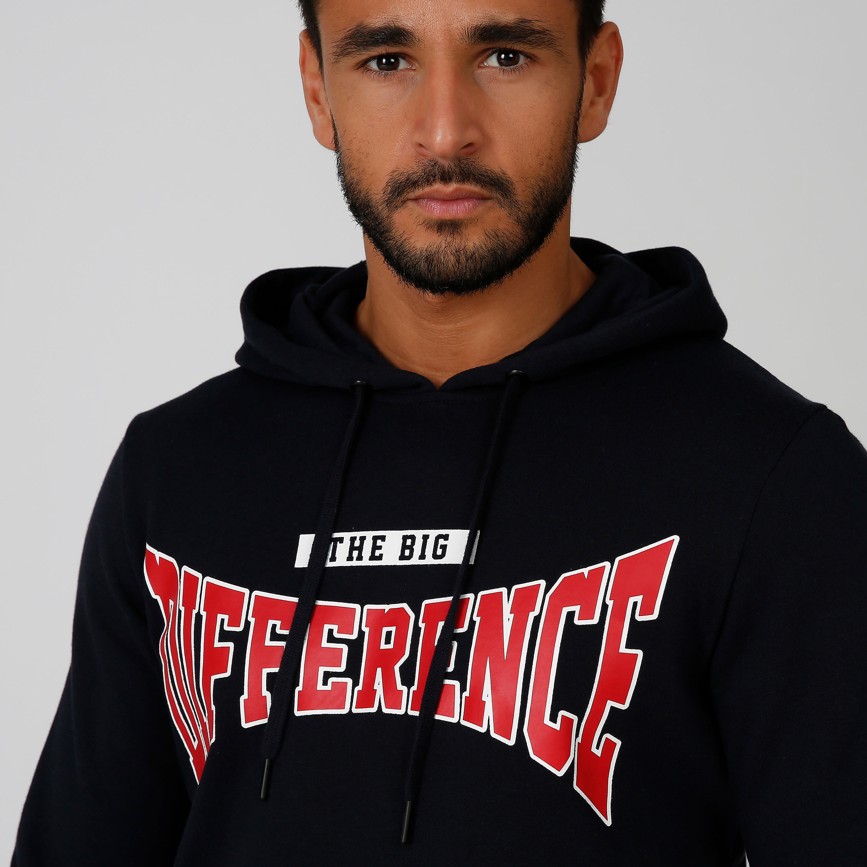 سويت شيرت مستدام بقبّعة وأكمام طويلة وطبعات-men-winterwear-hoodiesandsweatshirts-image-4