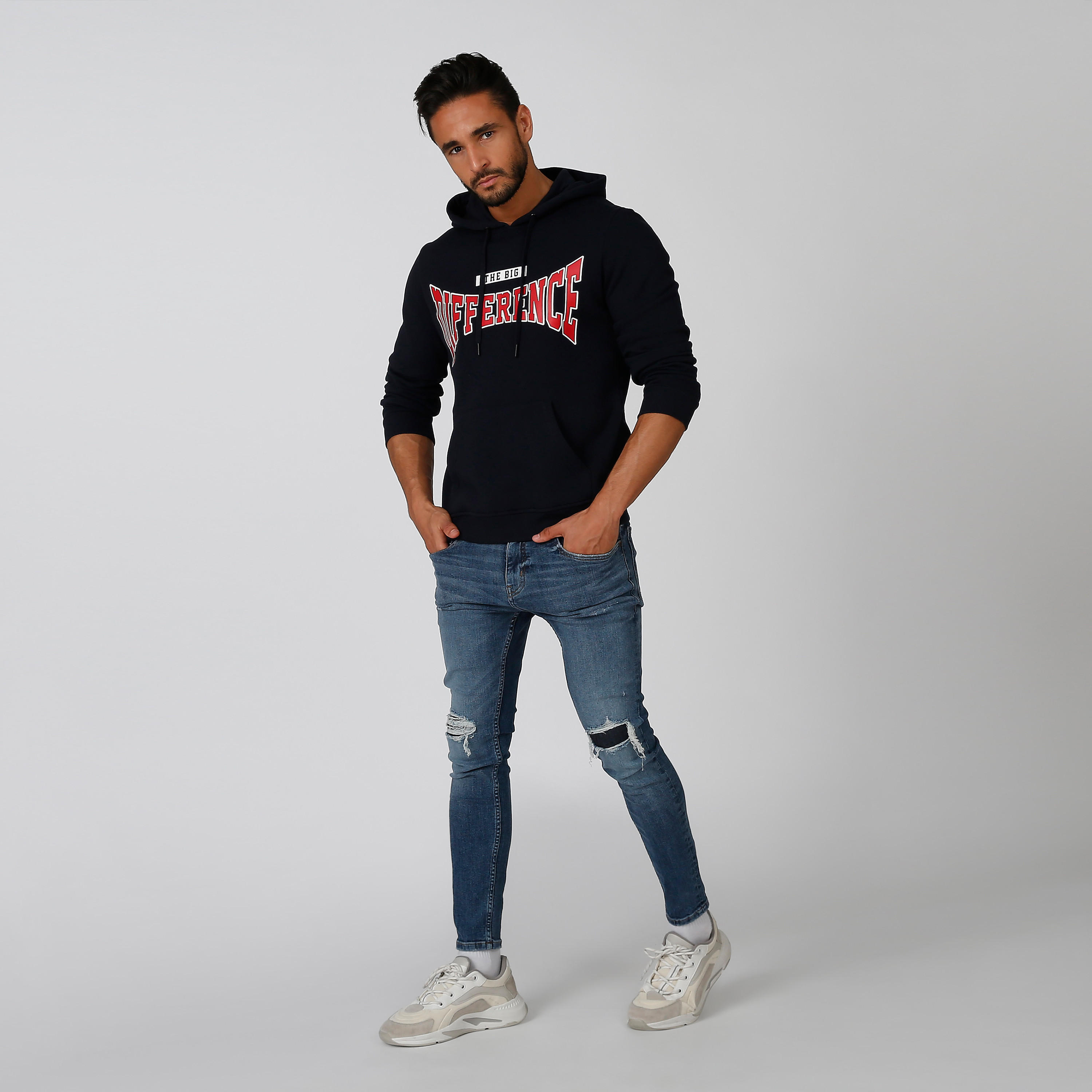 سويت شيرت مستدام بقبّعة وأكمام طويلة وطبعات-men-winterwear-hoodiesandsweatshirts-image-5