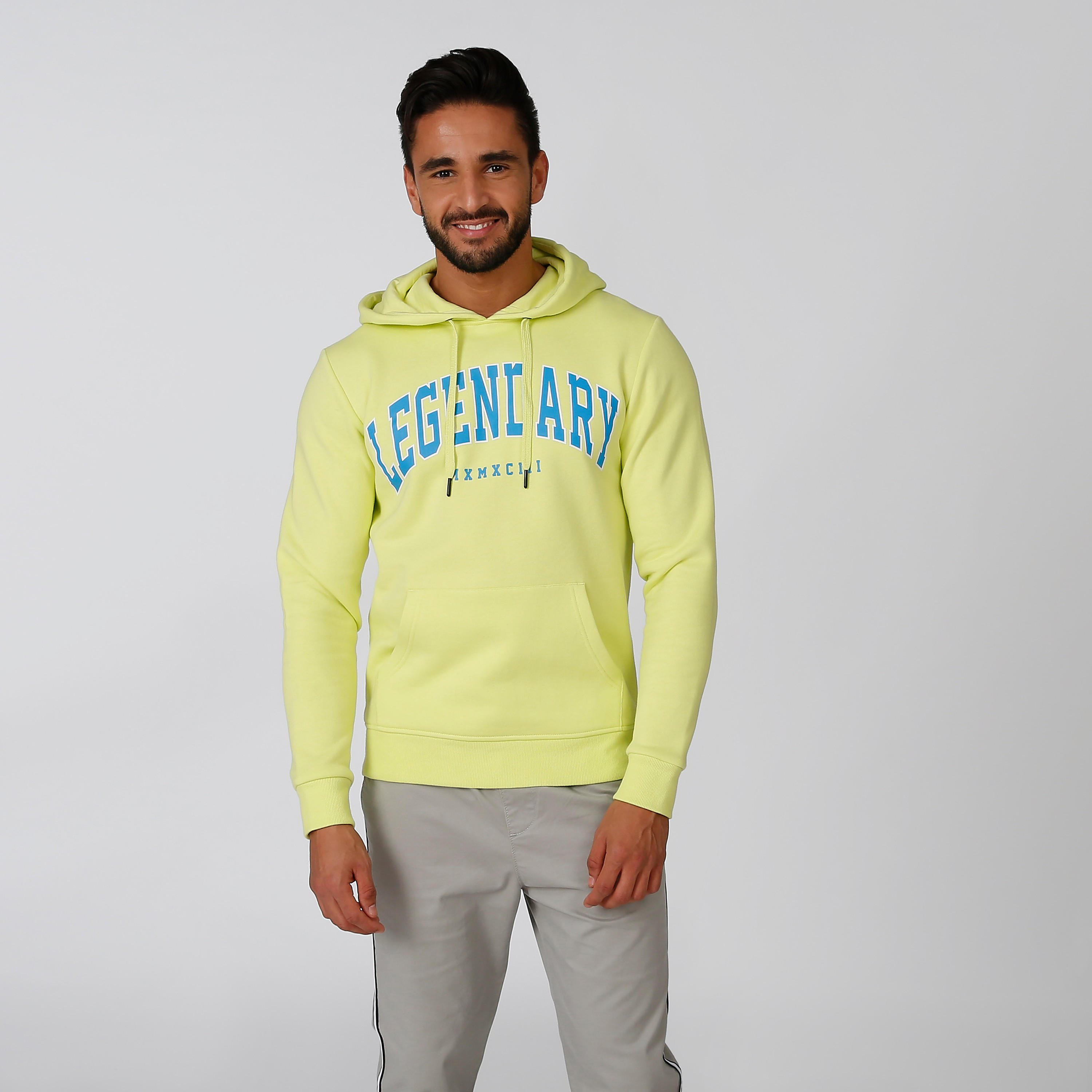 سويت شيرت مستدام بقبعة وجيوب كانجارو وطبعات -men-winterwear-hoodiesandsweatshirts-image-1