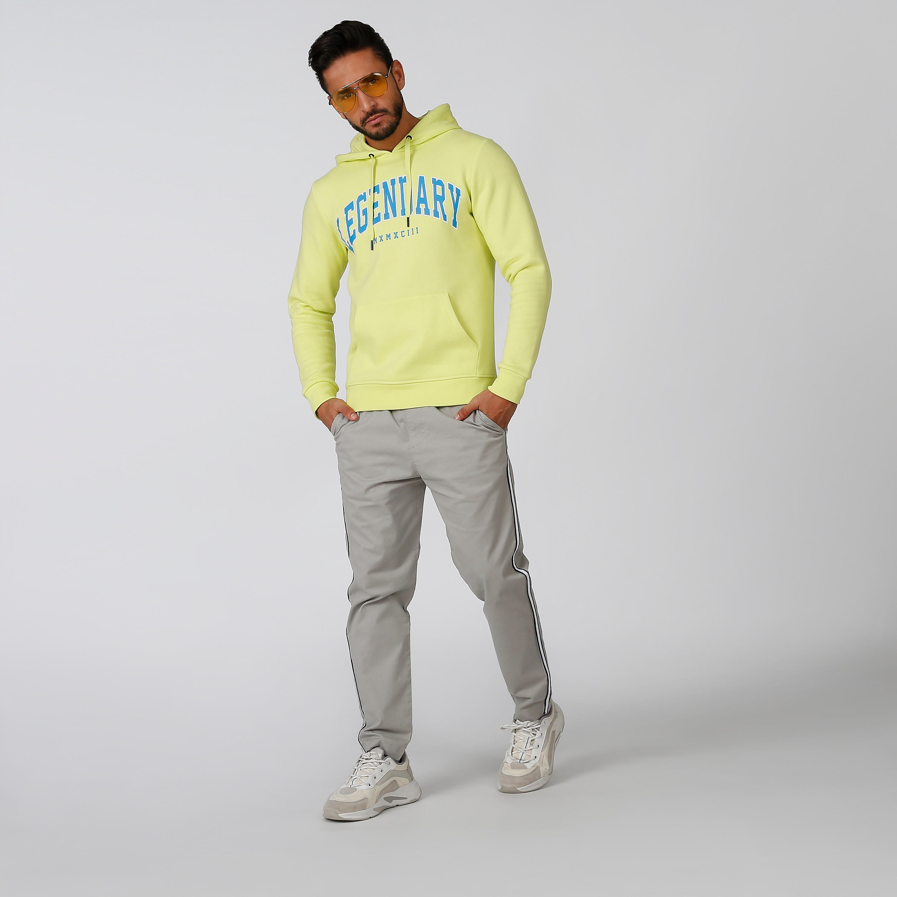 سويت شيرت مستدام بقبعة وجيوب كانجارو وطبعات -men-winterwear-hoodiesandsweatshirts-image-2