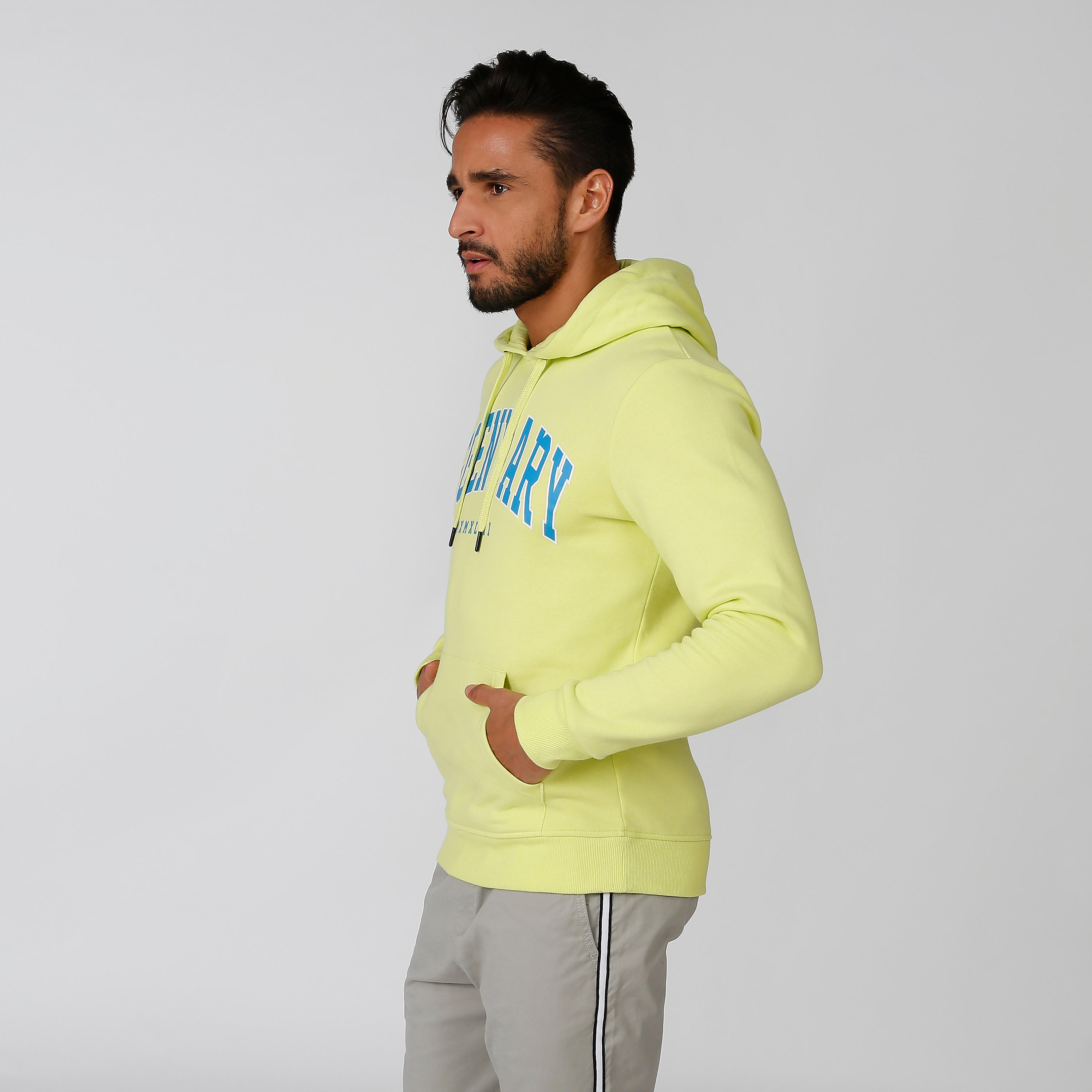 سويت شيرت مستدام بقبعة وجيوب كانجارو وطبعات -men-winterwear-hoodiesandsweatshirts-image-4
