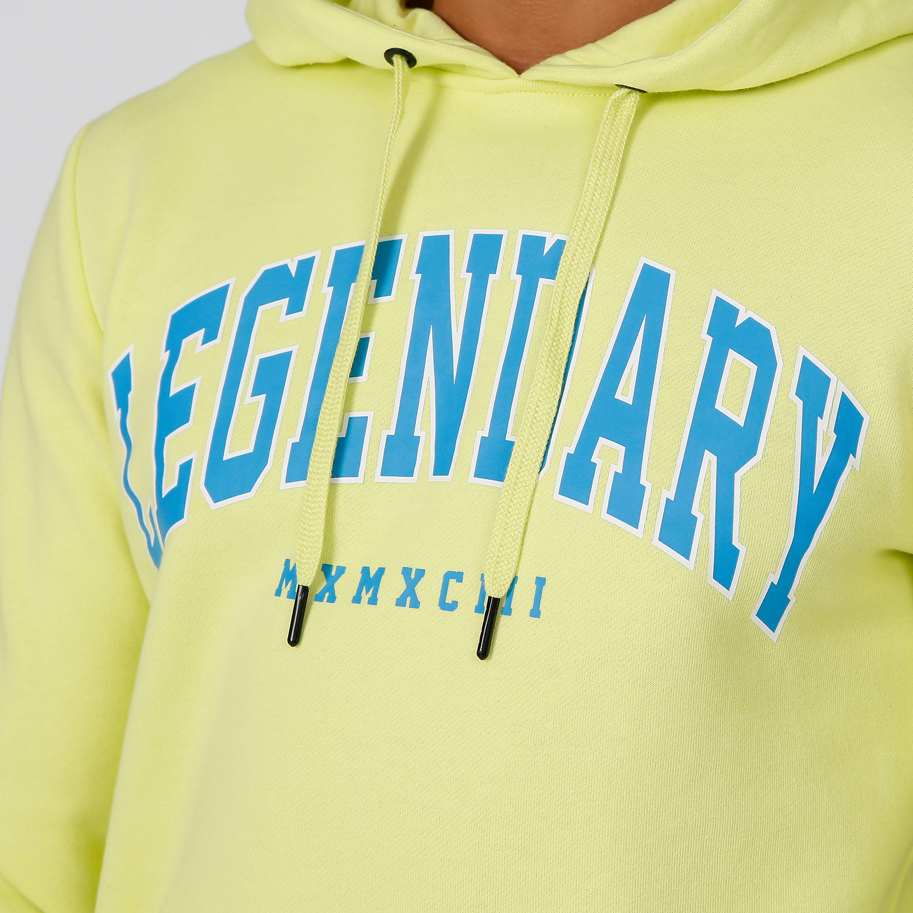 سويت شيرت مستدام بقبعة وجيوب كانجارو وطبعات -men-winterwear-hoodiesandsweatshirts-image-5