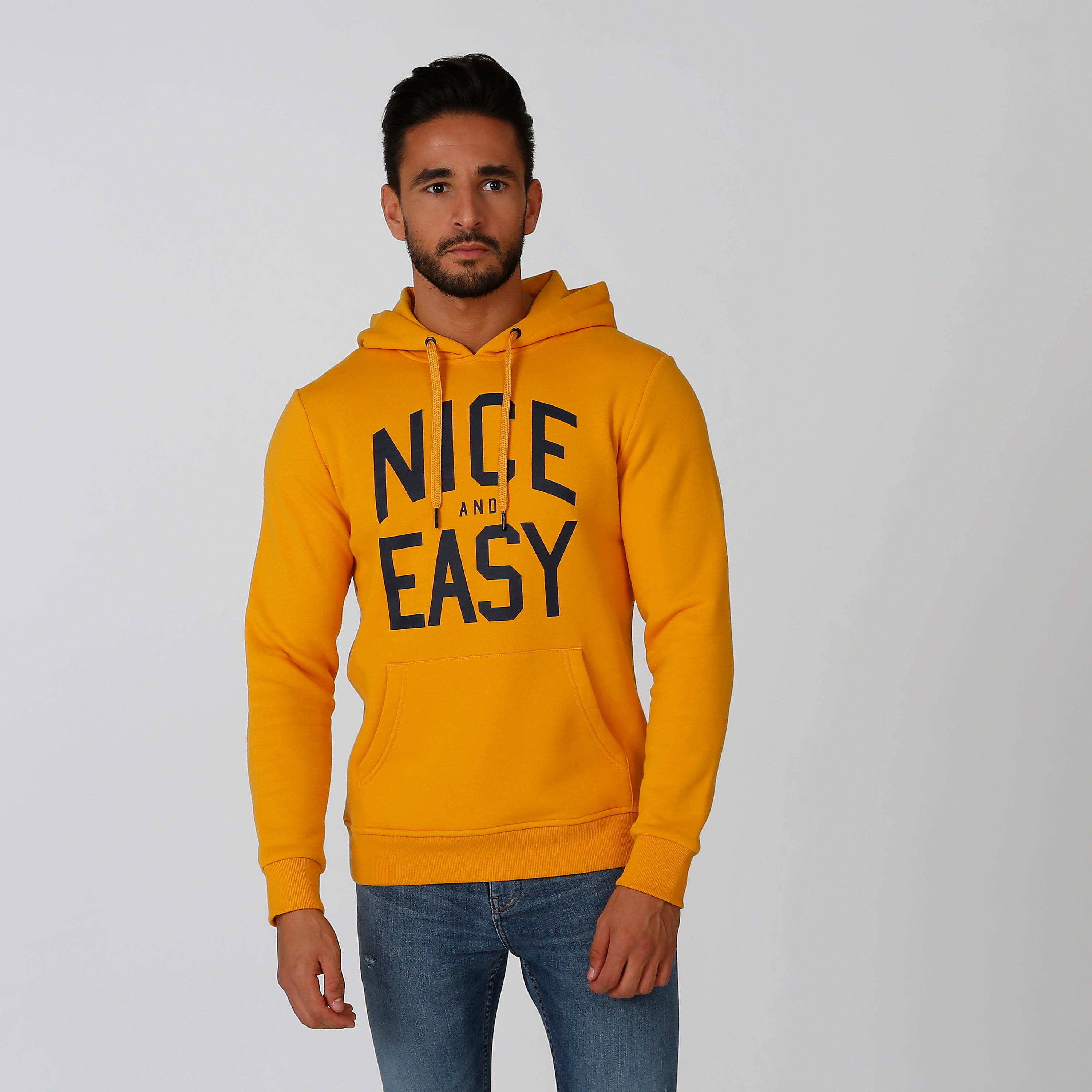 سويت شيرت مستدام بقبعة وجيوب كانجارو وطبعات-men-winterwear-hoodiesandsweatshirts-image-1