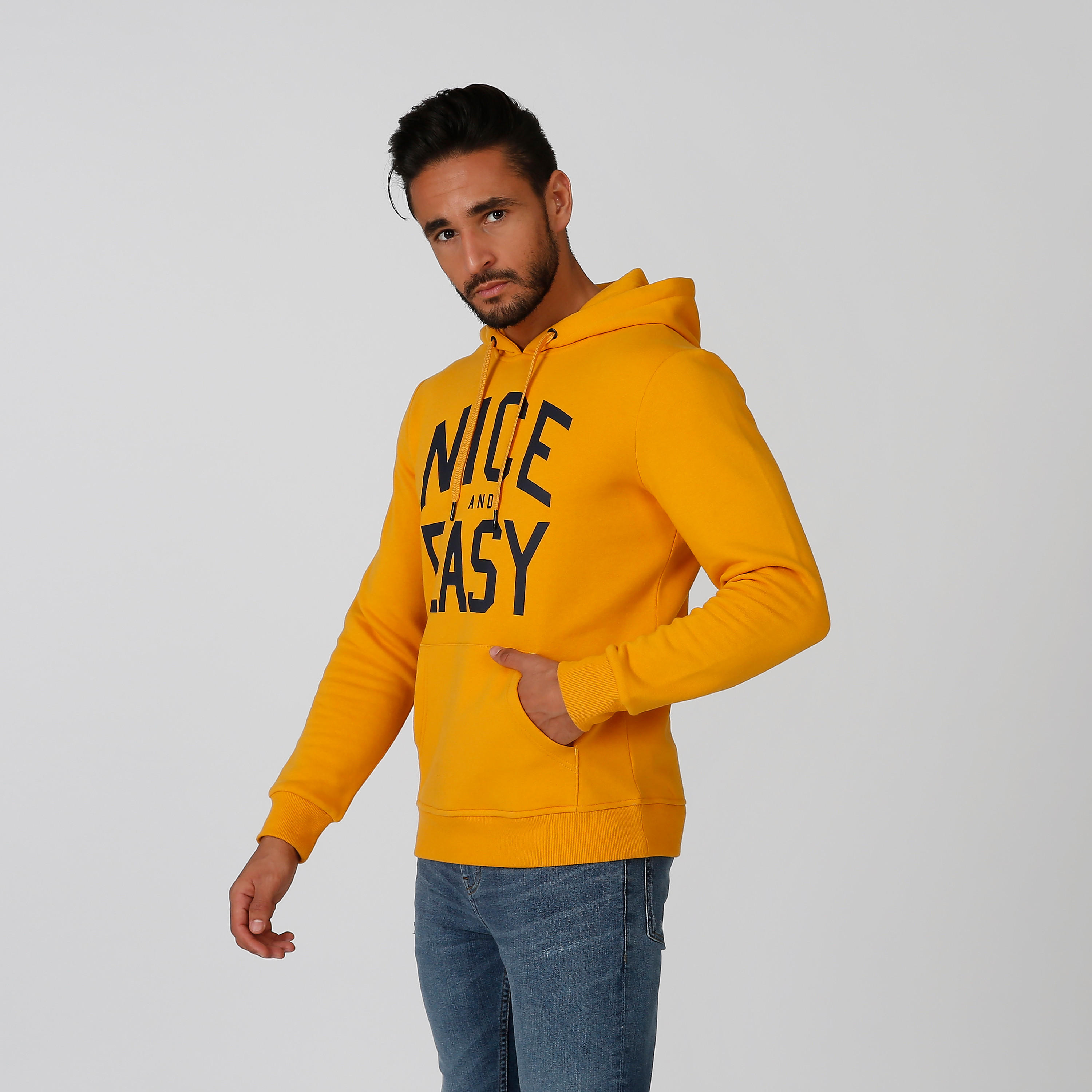 سويت شيرت مستدام بقبعة وجيوب كانجارو وطبعات-men-winterwear-hoodiesandsweatshirts-image-2