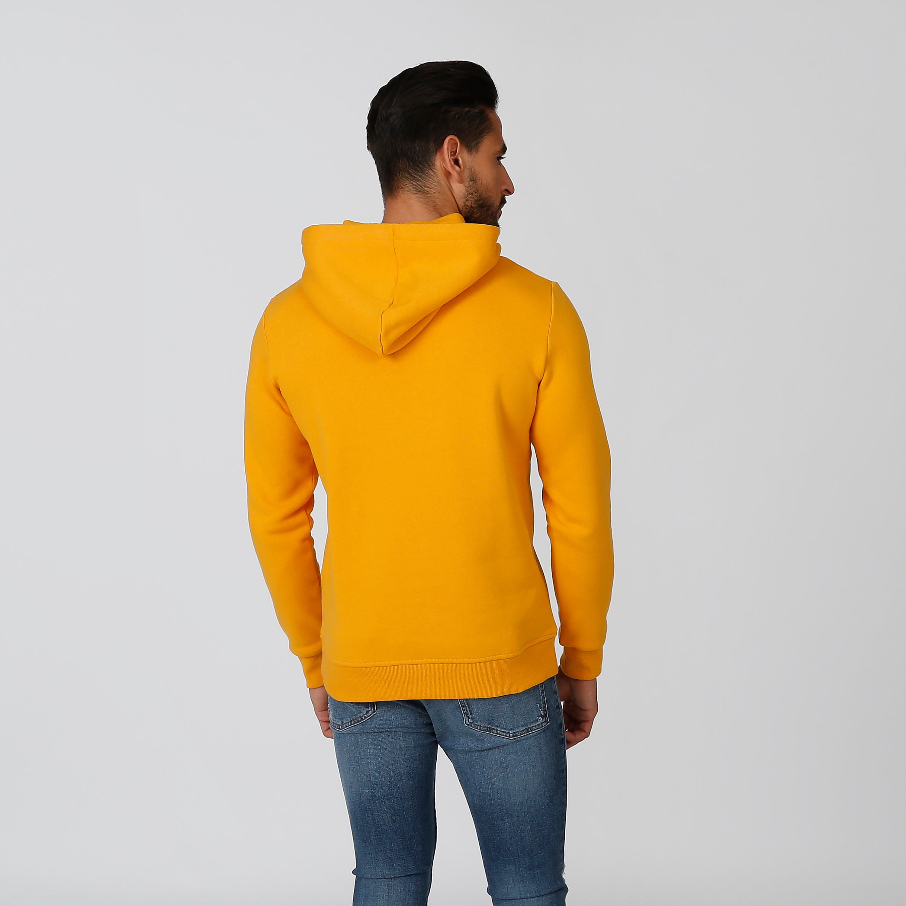سويت شيرت مستدام بقبعة وجيوب كانجارو وطبعات-men-winterwear-hoodiesandsweatshirts-image-3