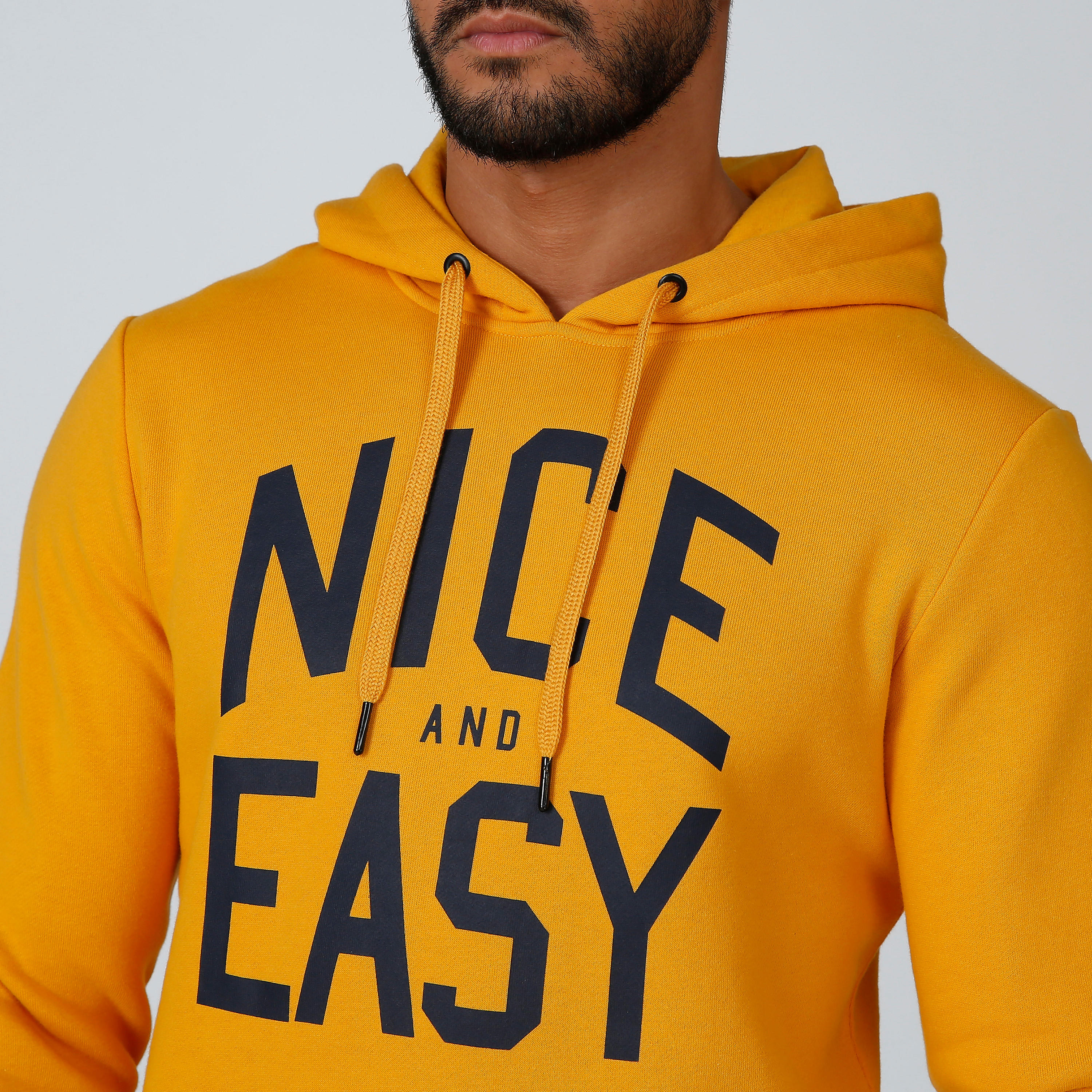 سويت شيرت مستدام بقبعة وجيوب كانجارو وطبعات-men-winterwear-hoodiesandsweatshirts-image-4