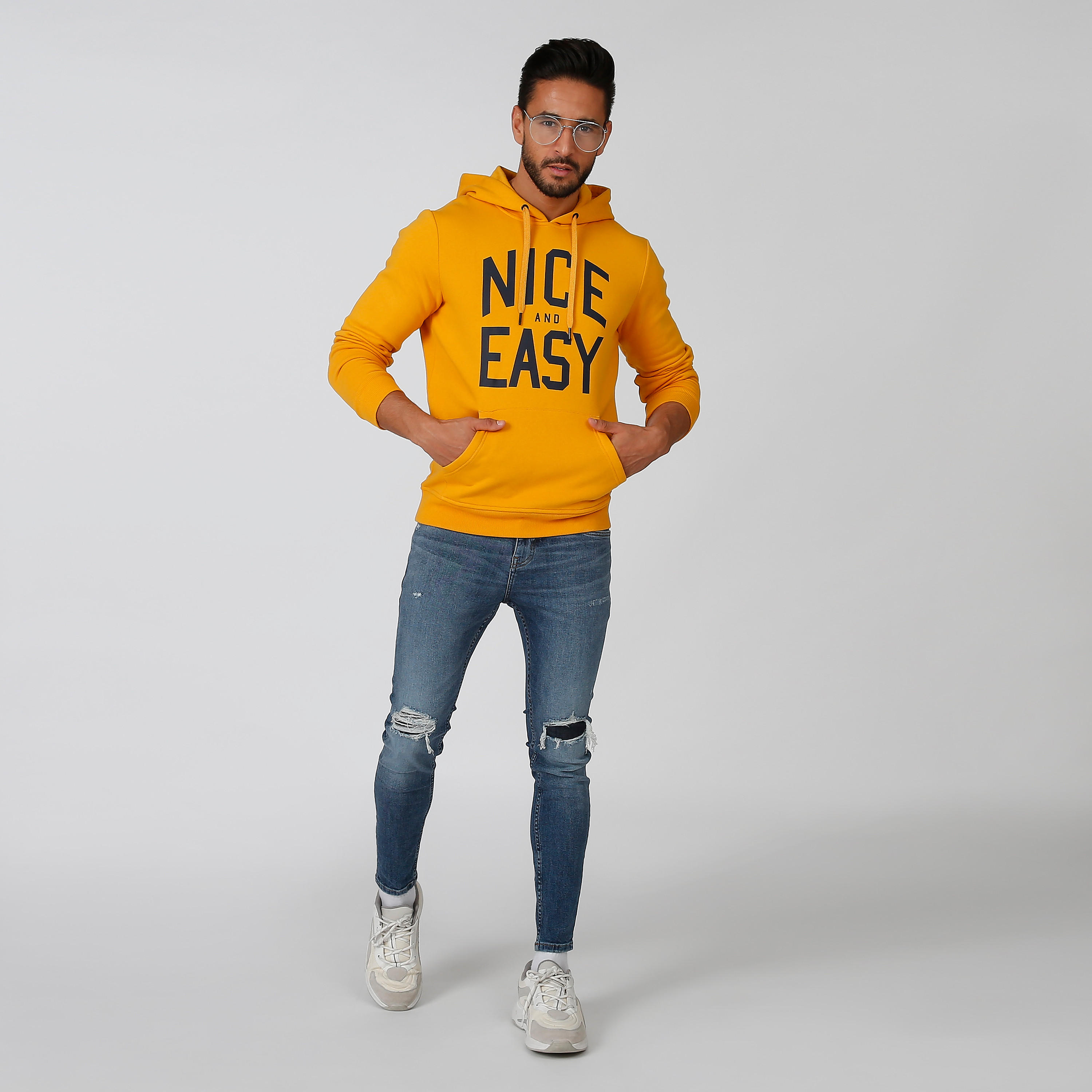 سويت شيرت مستدام بقبعة وجيوب كانجارو وطبعات-men-winterwear-hoodiesandsweatshirts-image-5