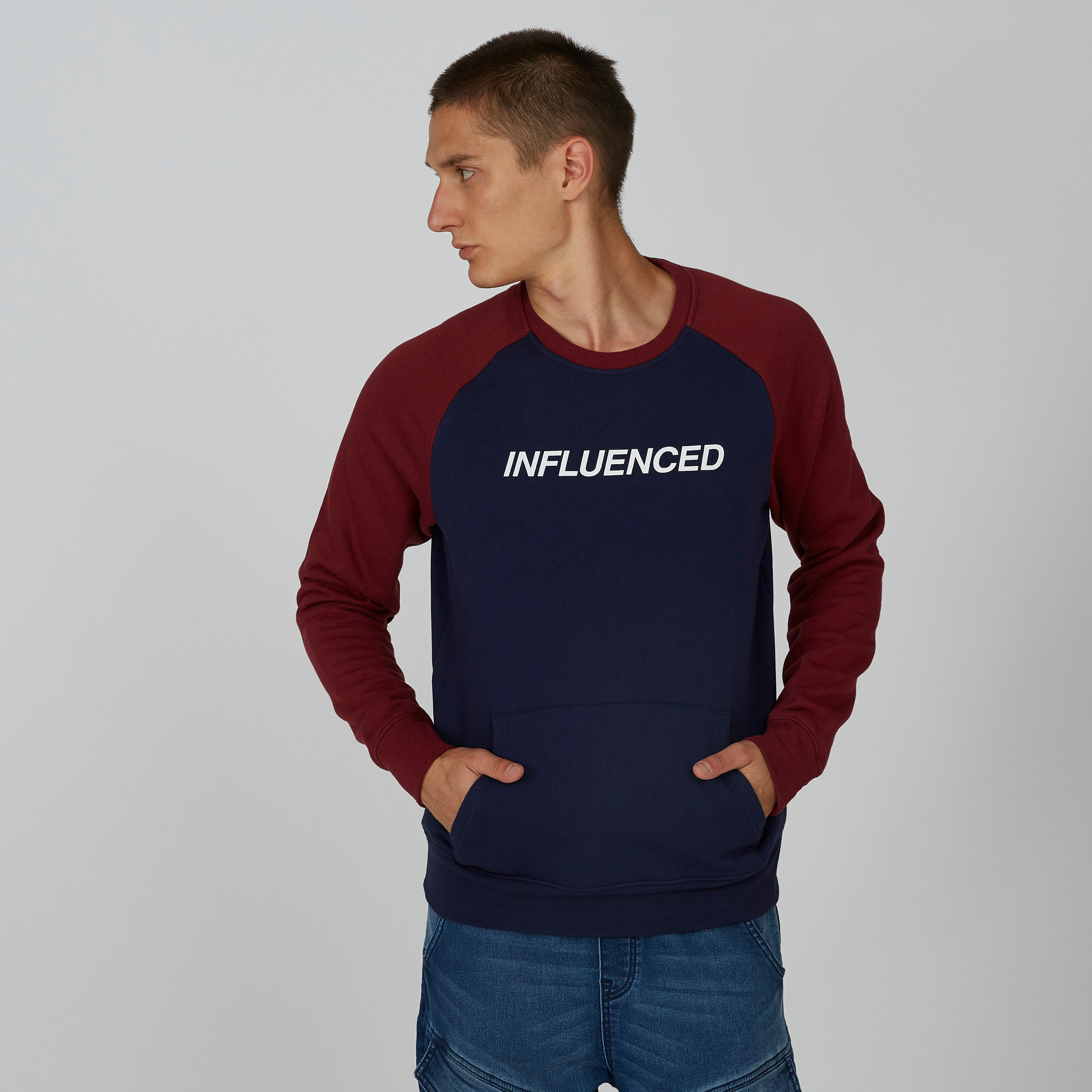 سويت شيرت مستدام بياقة ضيّقة وأكمام مغايرة وطبعات -men-winterwear-hoodiesandsweatshirts-image-1