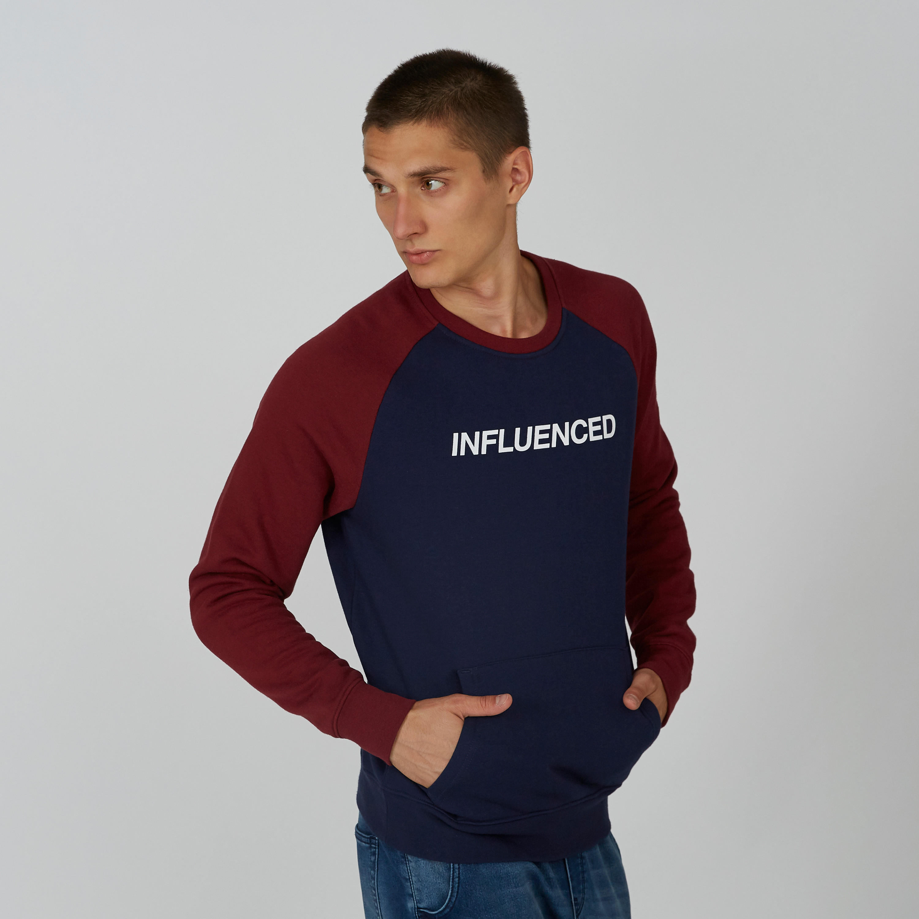 سويت شيرت مستدام بياقة ضيّقة وأكمام مغايرة وطبعات -men-winterwear-hoodiesandsweatshirts-image-2