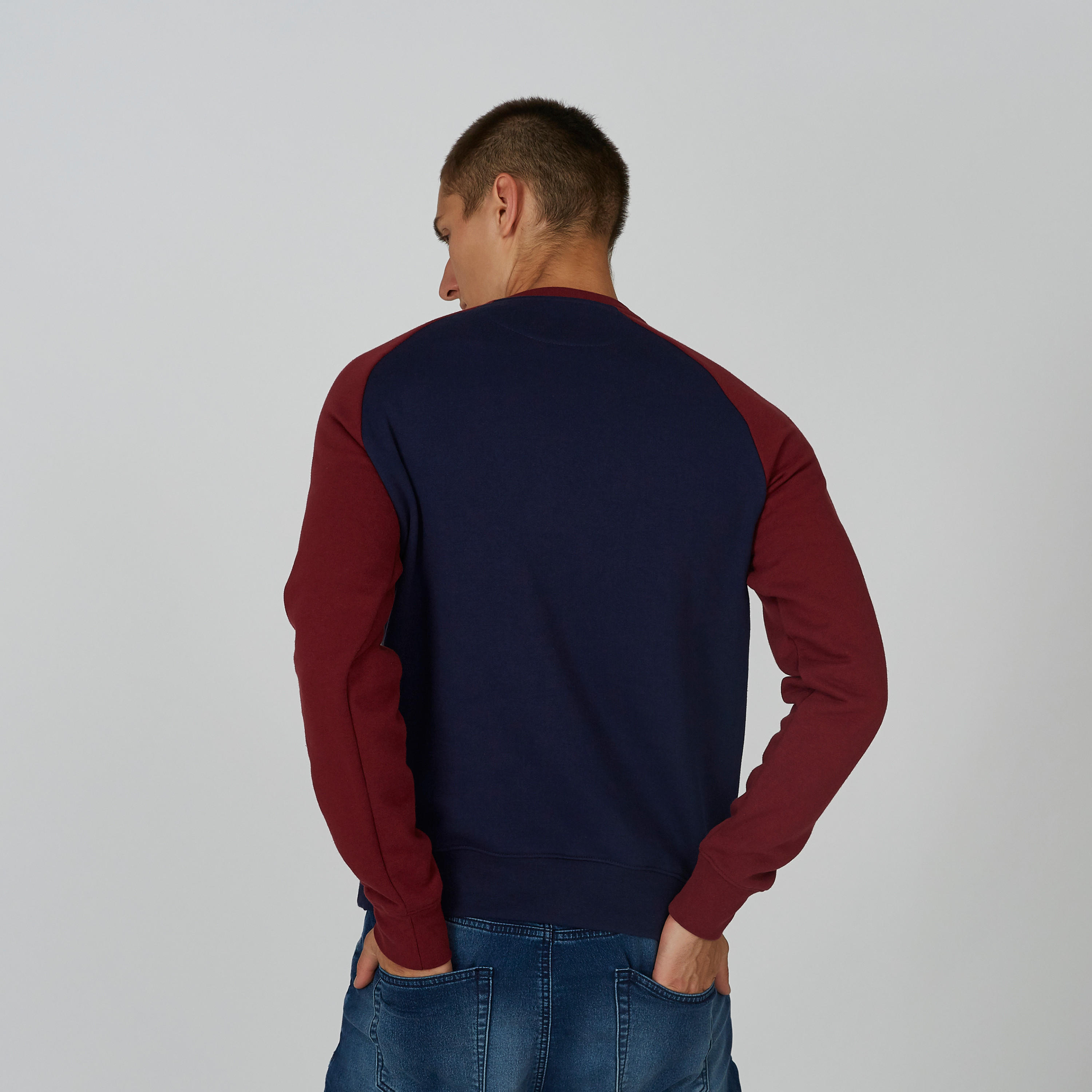 سويت شيرت مستدام بياقة ضيّقة وأكمام مغايرة وطبعات -men-winterwear-hoodiesandsweatshirts-image-3