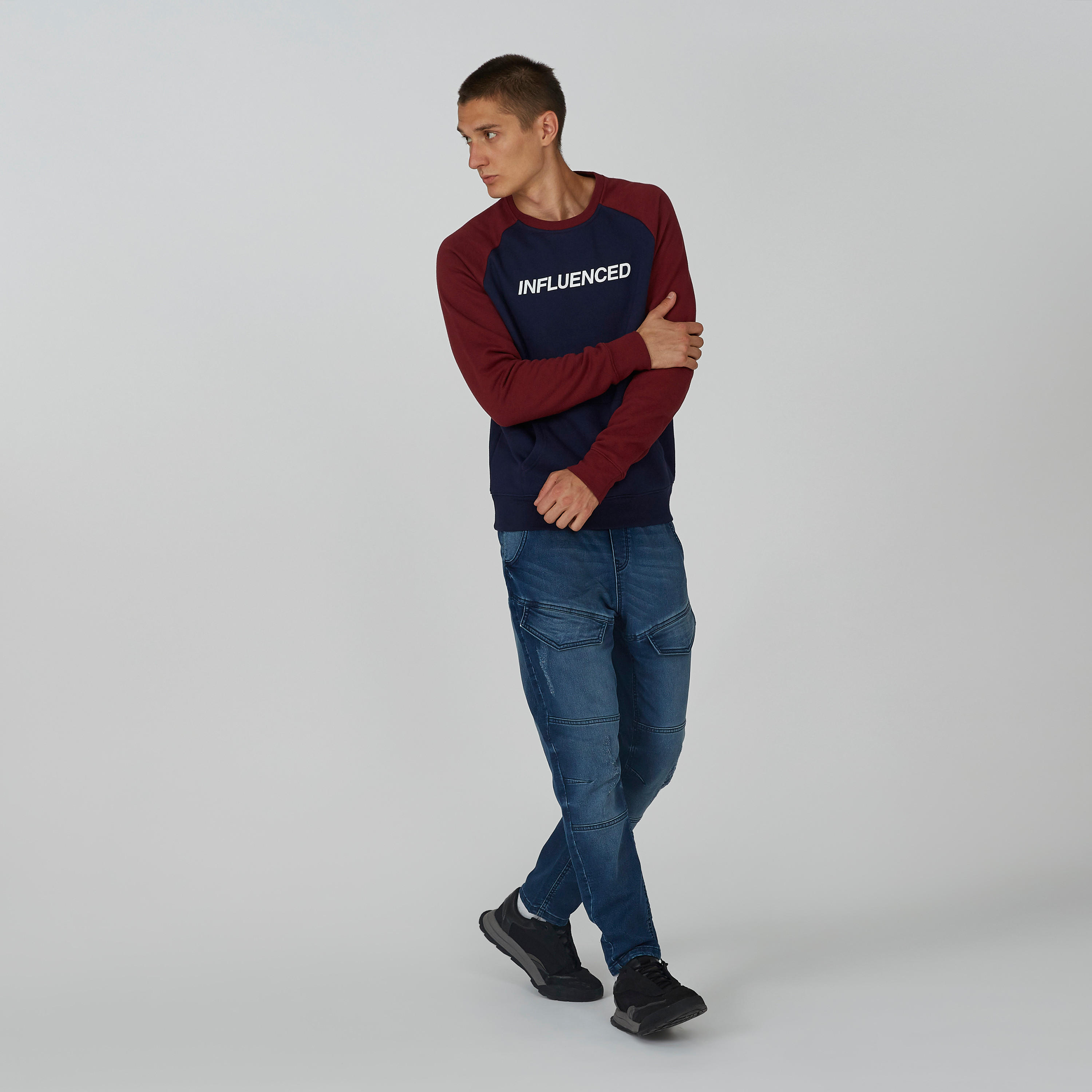سويت شيرت مستدام بياقة ضيّقة وأكمام مغايرة وطبعات -men-winterwear-hoodiesandsweatshirts-image-5