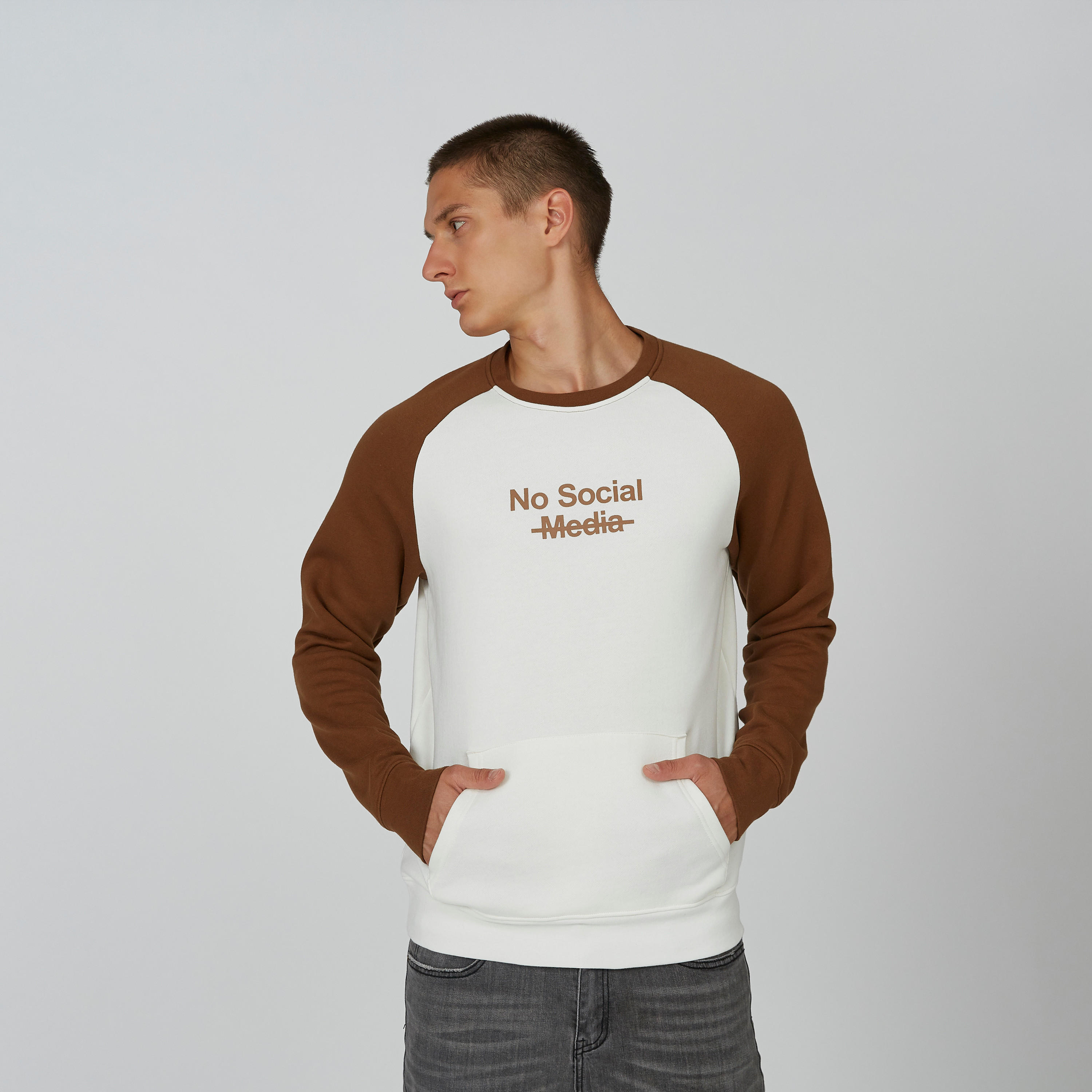 سويت شيرت مستدام بياقة ضيّقة وأكمام مغايرة وطبعات -men-winterwear-hoodiesandsweatshirts-image-1