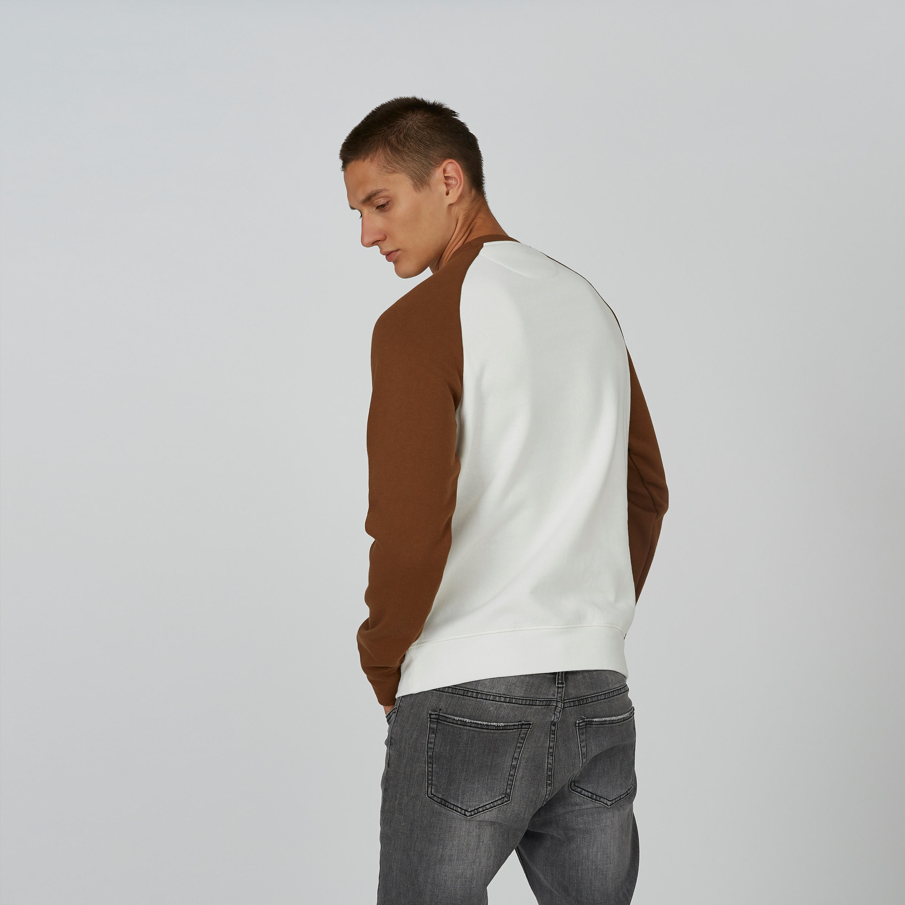 سويت شيرت مستدام بياقة ضيّقة وأكمام مغايرة وطبعات -men-winterwear-hoodiesandsweatshirts-image-2