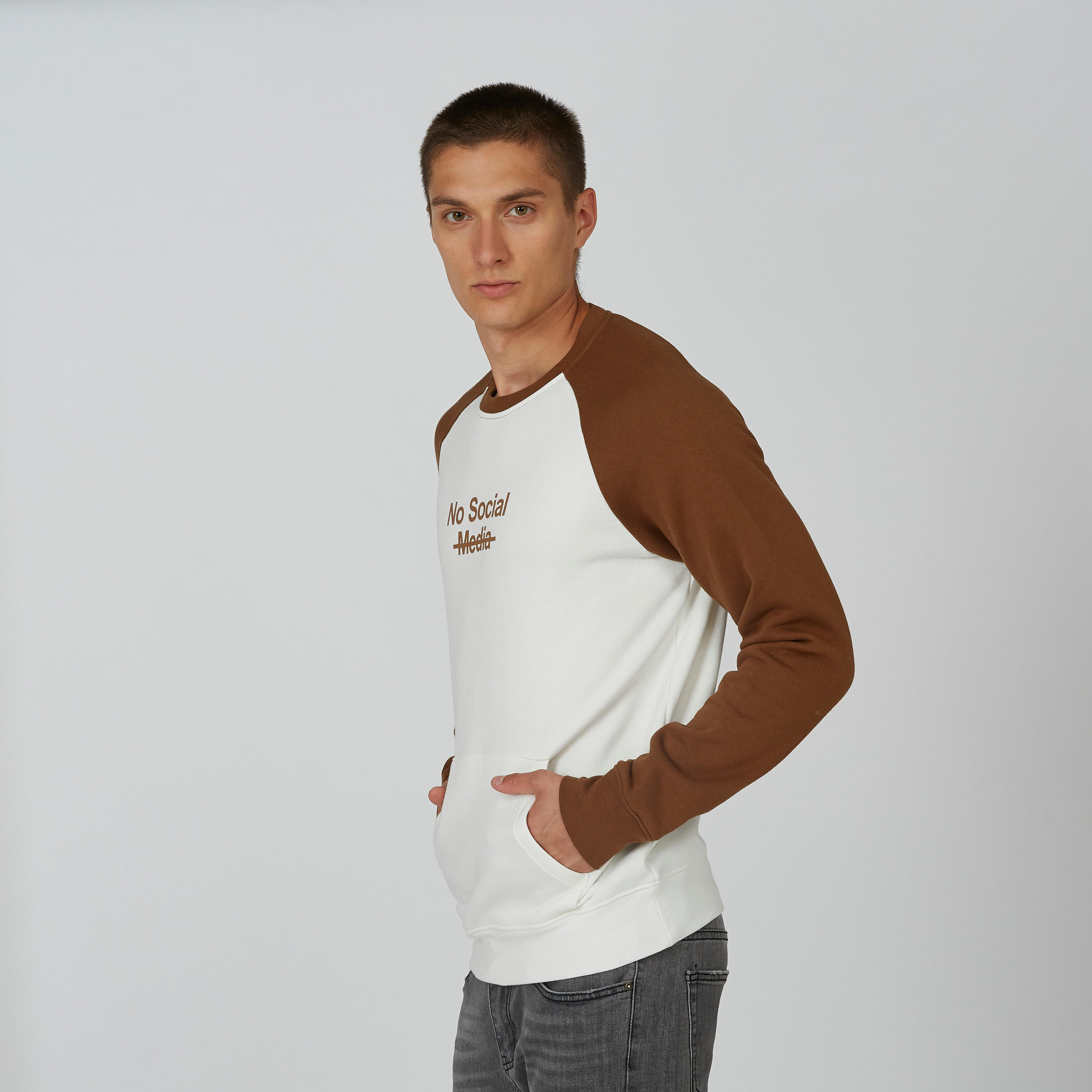 سويت شيرت مستدام بياقة ضيّقة وأكمام مغايرة وطبعات -men-winterwear-hoodiesandsweatshirts-image-3