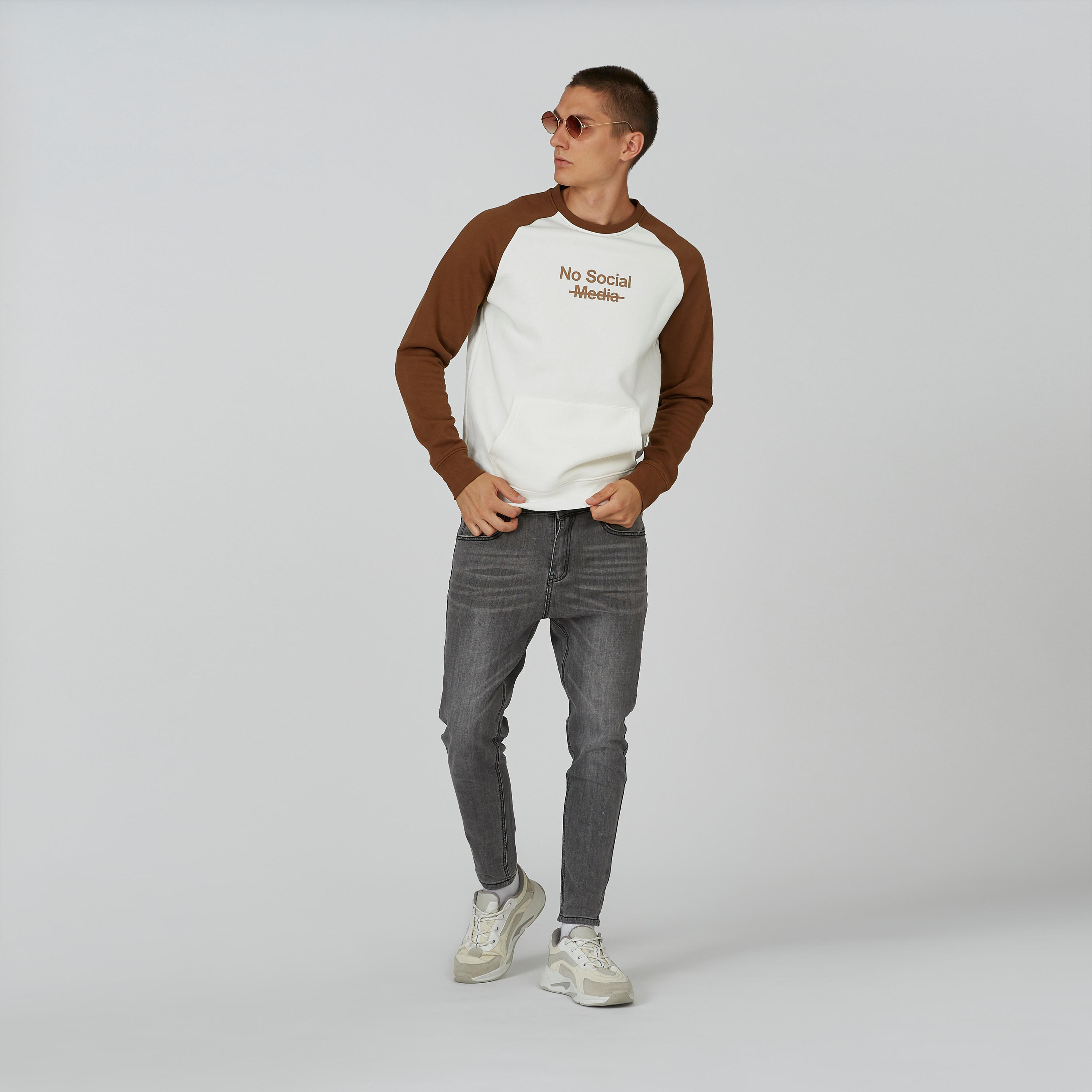 سويت شيرت مستدام بياقة ضيّقة وأكمام مغايرة وطبعات -men-winterwear-hoodiesandsweatshirts-image-5