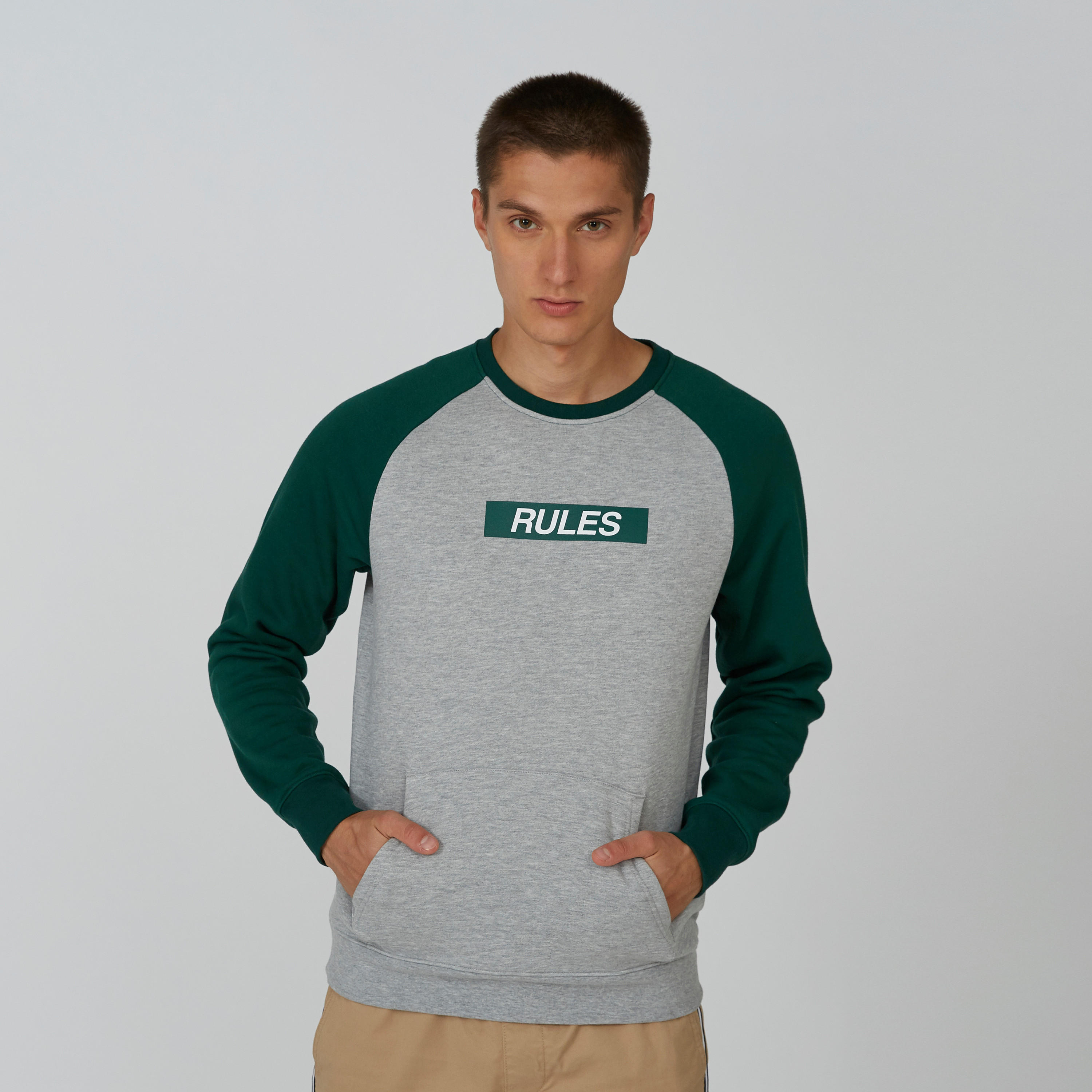سويت شيرت مستدام بياقة مستديرة وأكمام مغايرة وطبعات -men-winterwear-hoodiesandsweatshirts-image-1