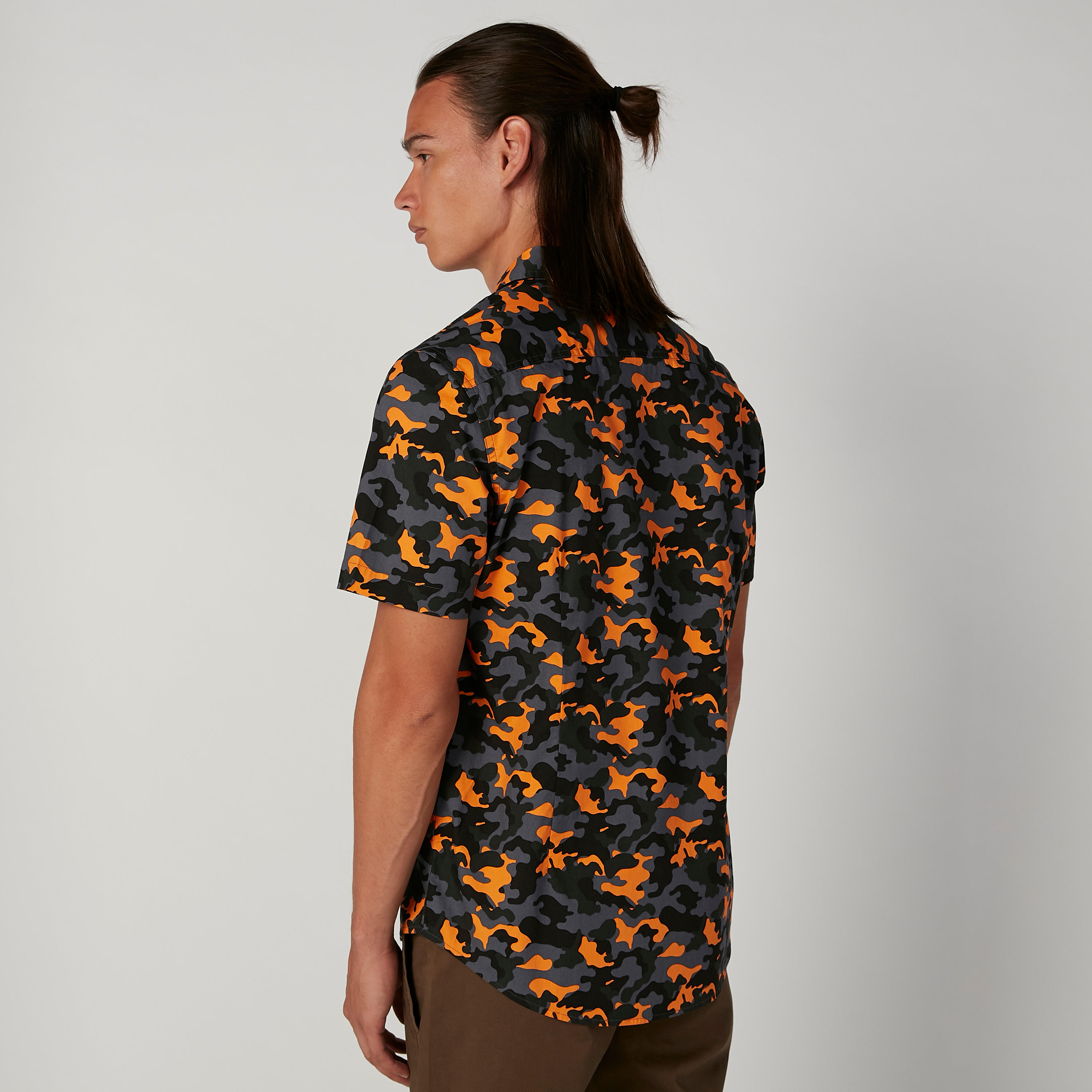 قميص بياقة عاديّة وأكمام قصيرة وطبعات-men-clothing-shirts-image-2