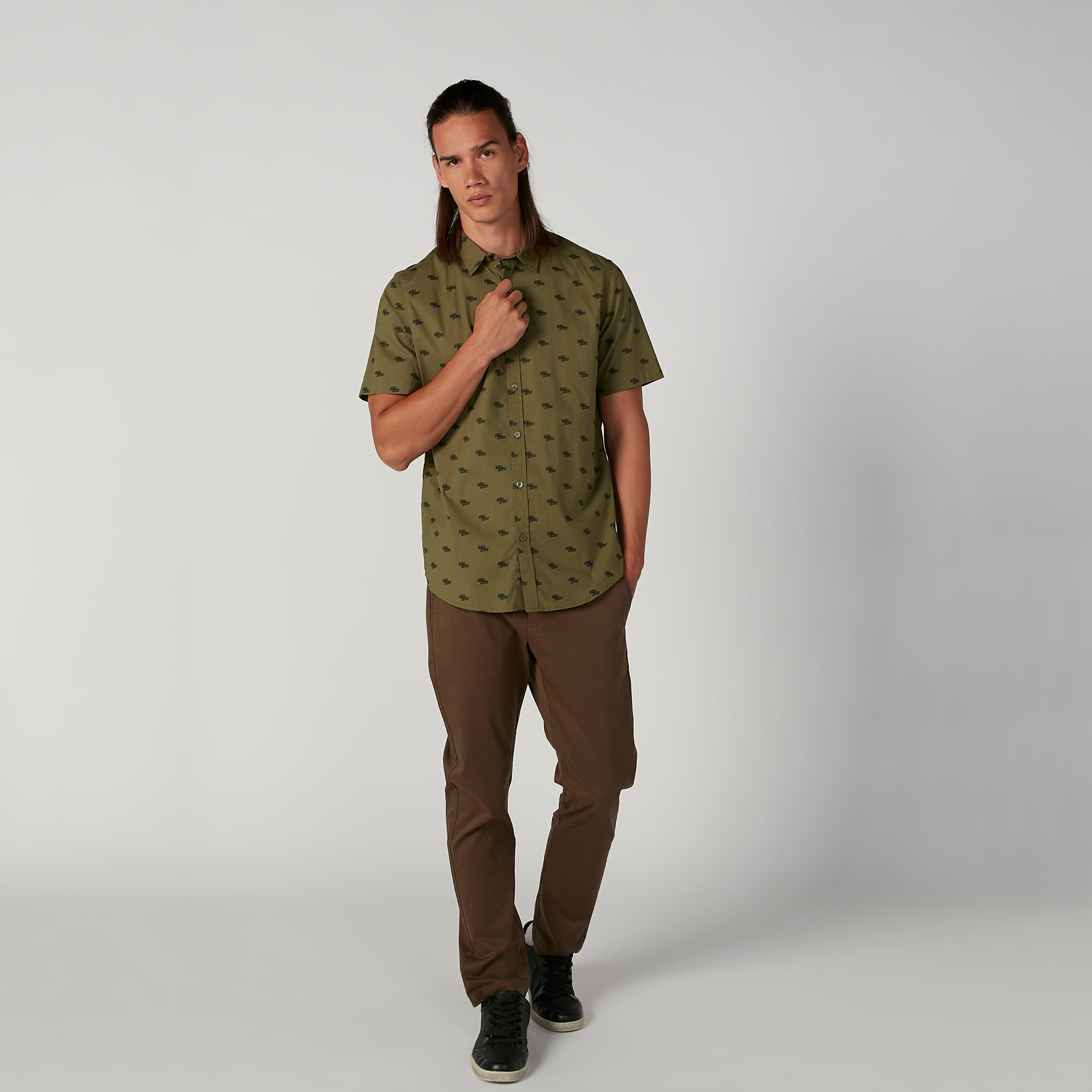 قميص بياقة عاديّة وأكمام قصيرة وطبعات-men-clothing-shirts-image-2