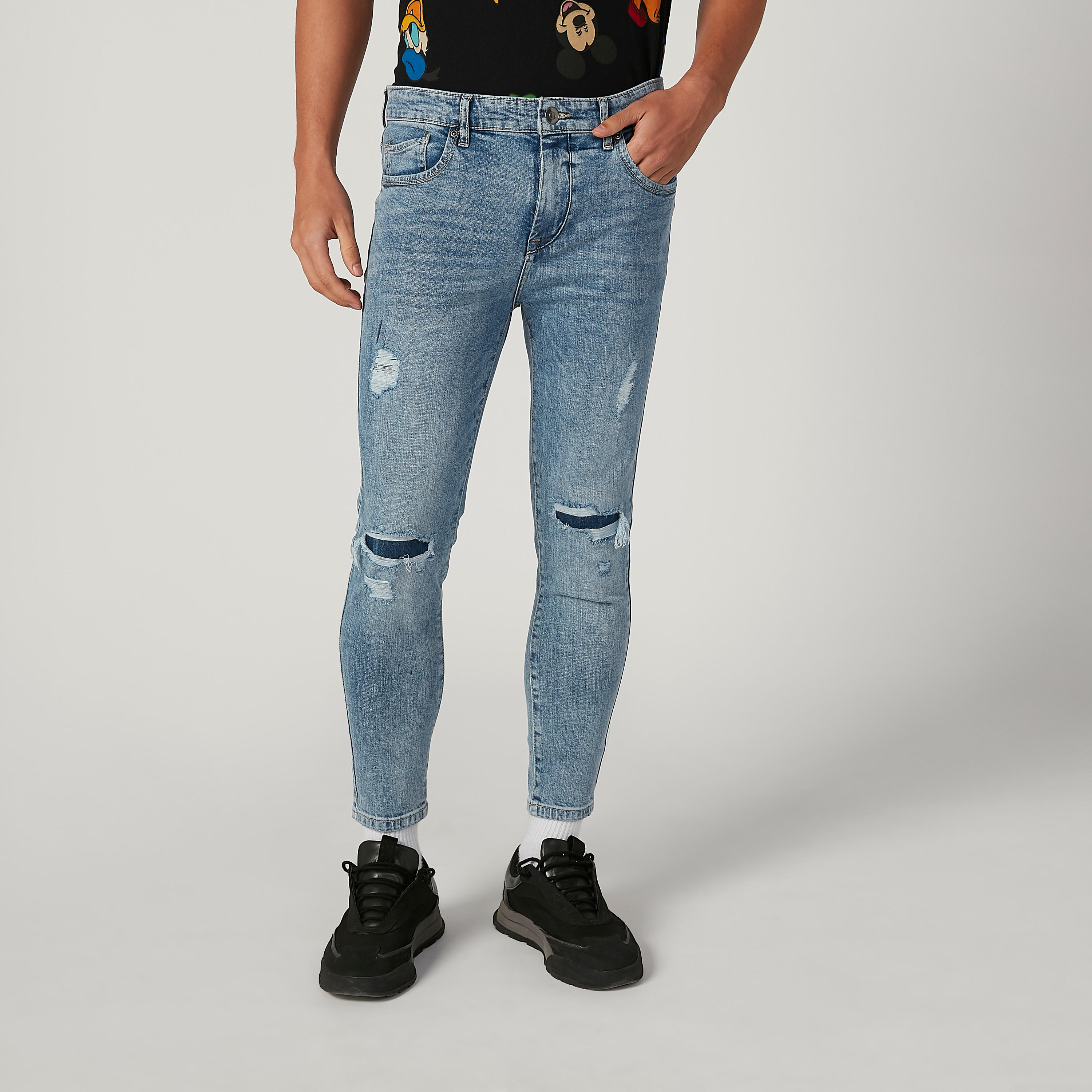 بنطال جينز طويل ممزّق بجيوب وحلقات للحزام-men-clothing-bottoms-jeans-image-1