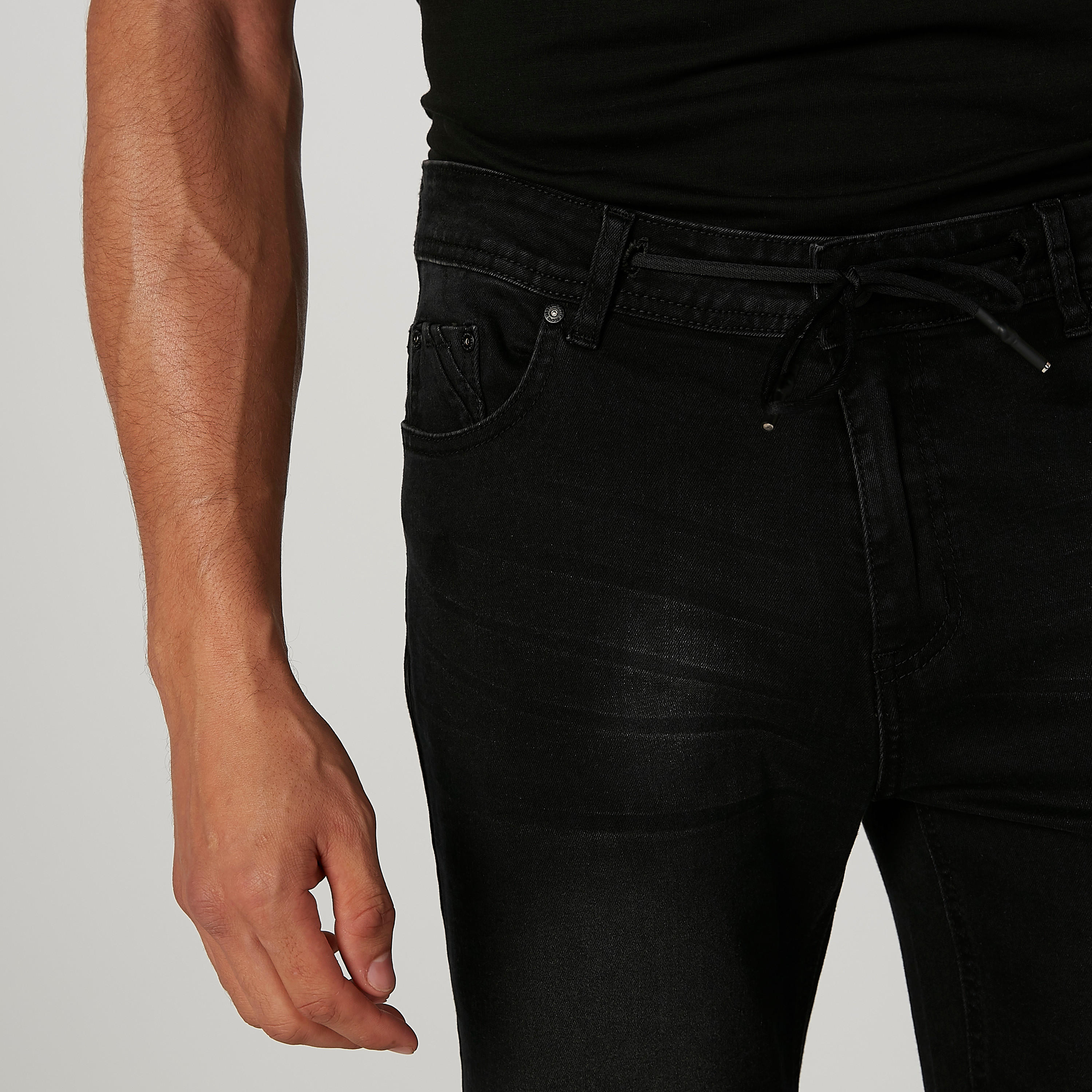شورت جينز سكيني سادة بخصر متوسط الارتفاع وجيوب-men-clothing-bottoms-shorts-image-5