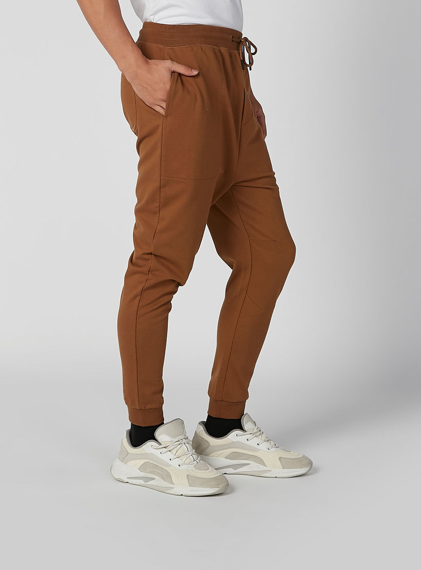 بنطال رياضي سادة برباط وجيوب-men-clothing-bottoms-joggers-image-2
