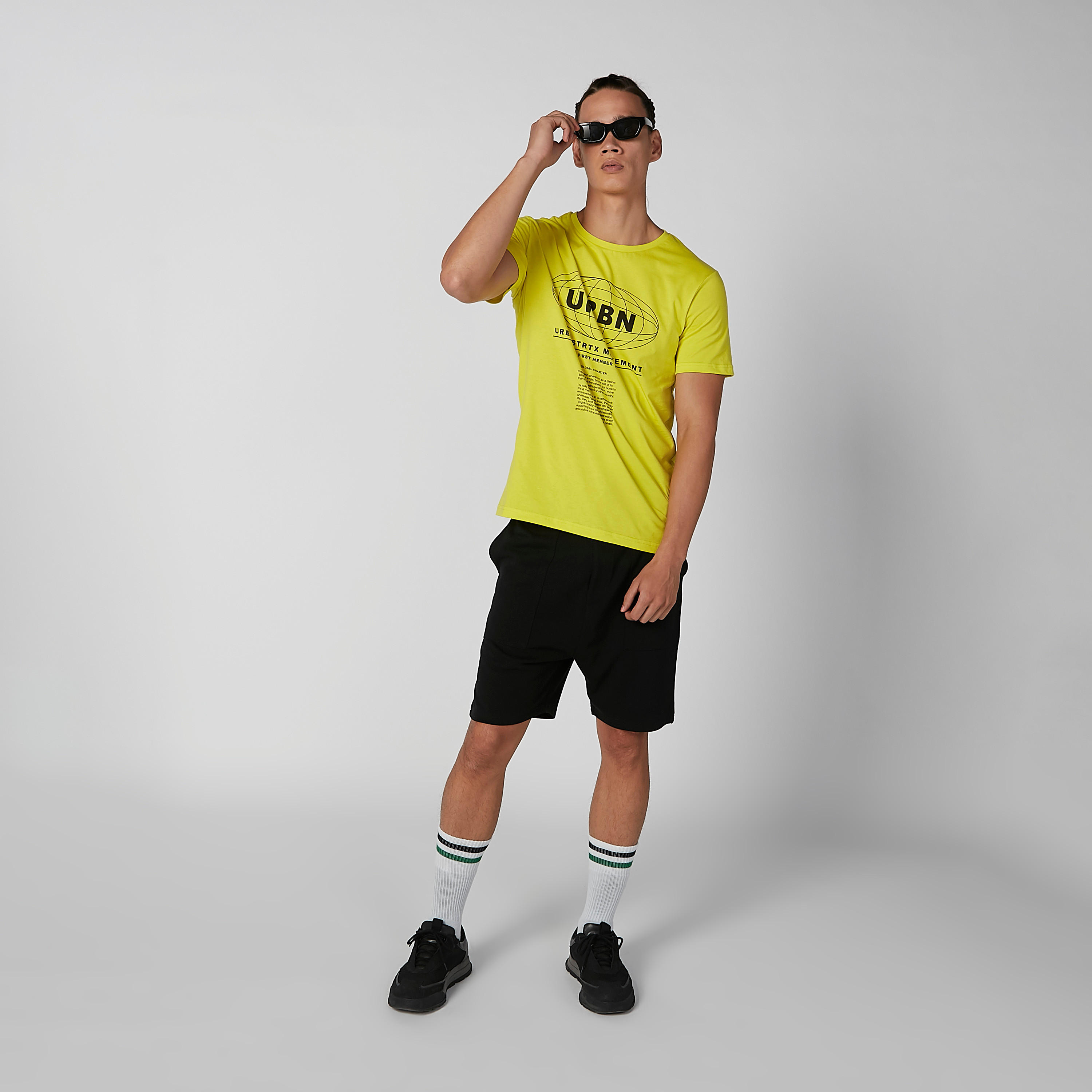 تيشيرت سليم بياقة مستديرة وأكمام قصيرة وطبعات-men-clothing-tshirtsandpolos-tshirts-image-1