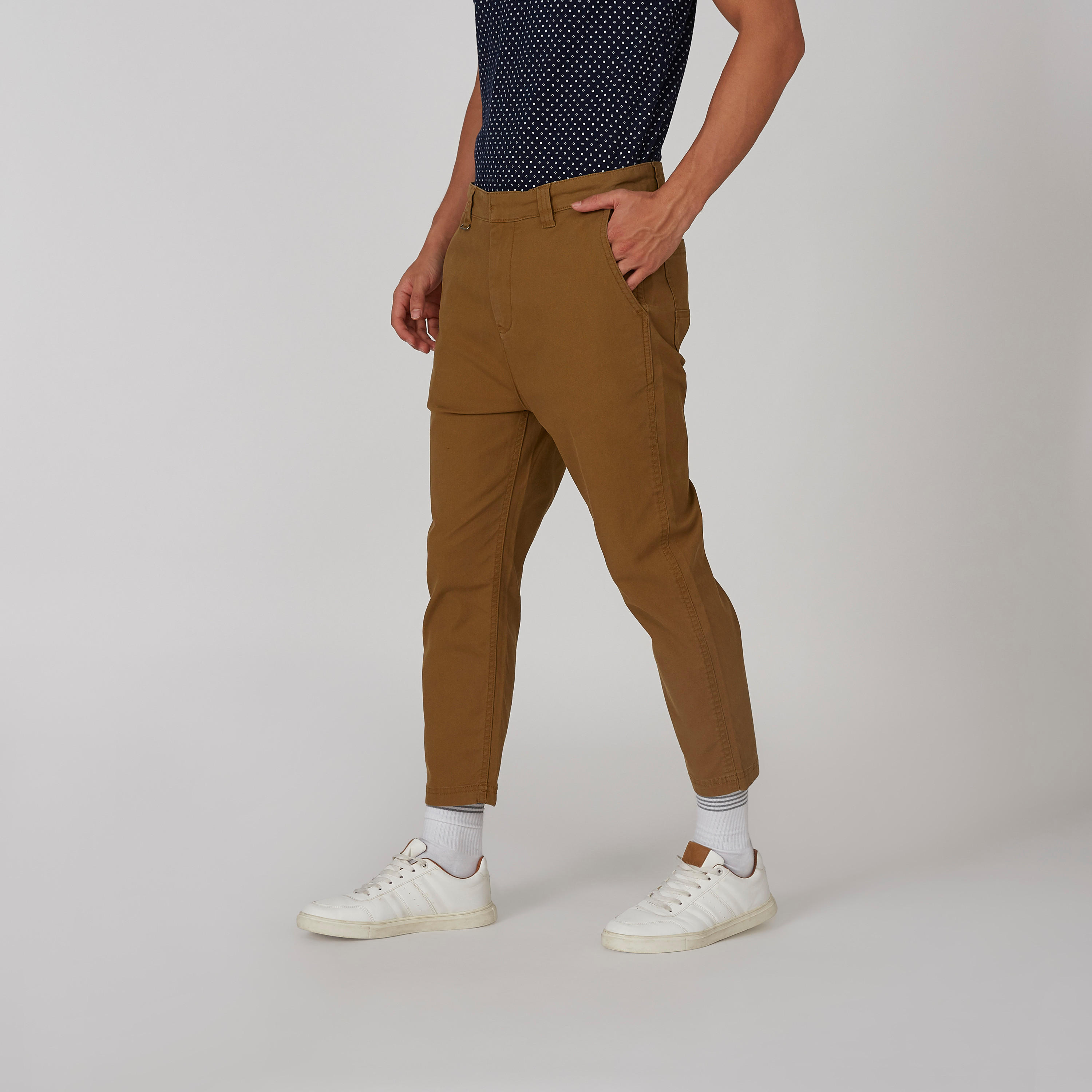 بنطلون قصير سكيني سادة بخصر منخفض وجيوب-men-clothing-bottoms-trousersandchinos-trousers-image-1
