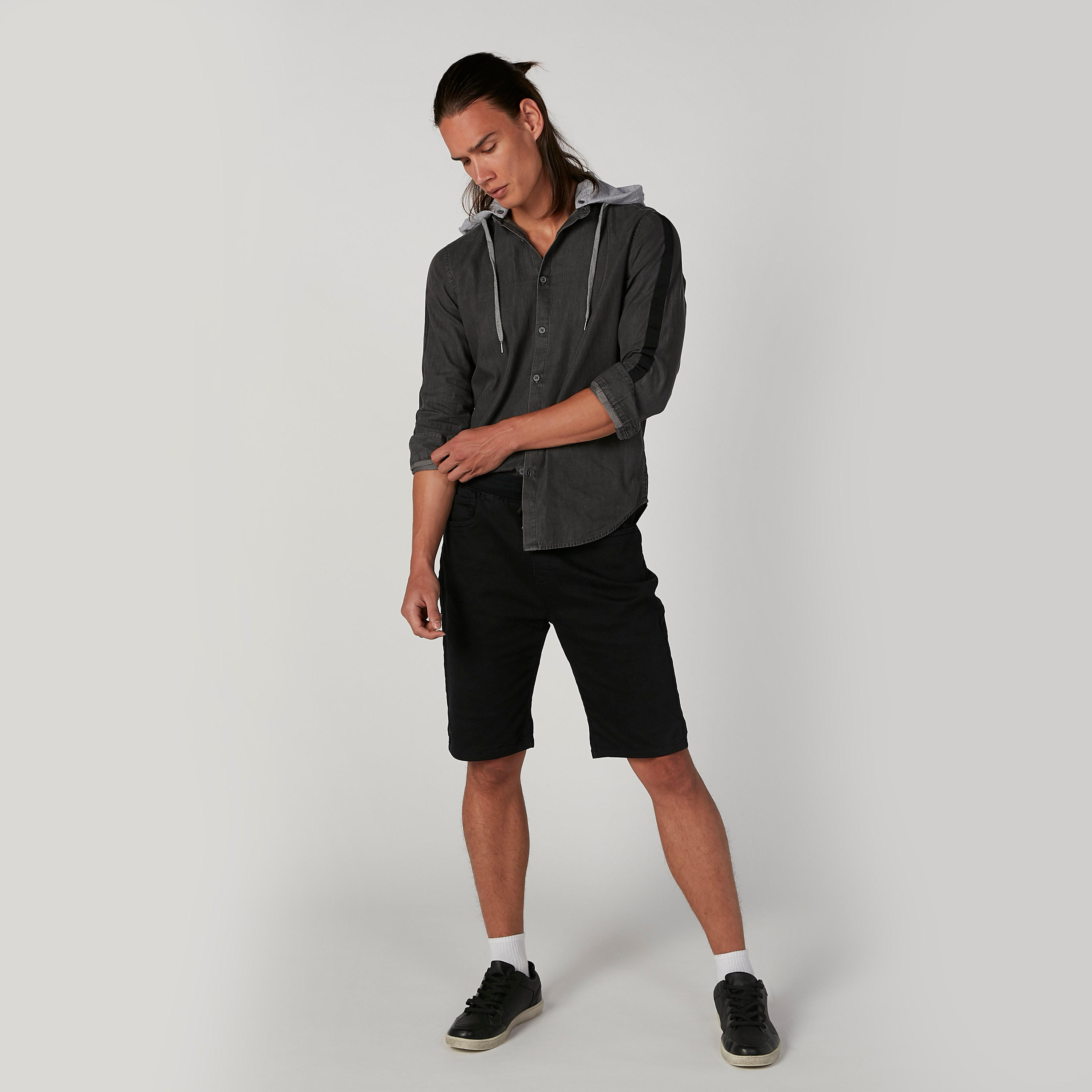 قميص سادة بقبّعة وأكمام طويلة-men-clothing-shirts-image-2
