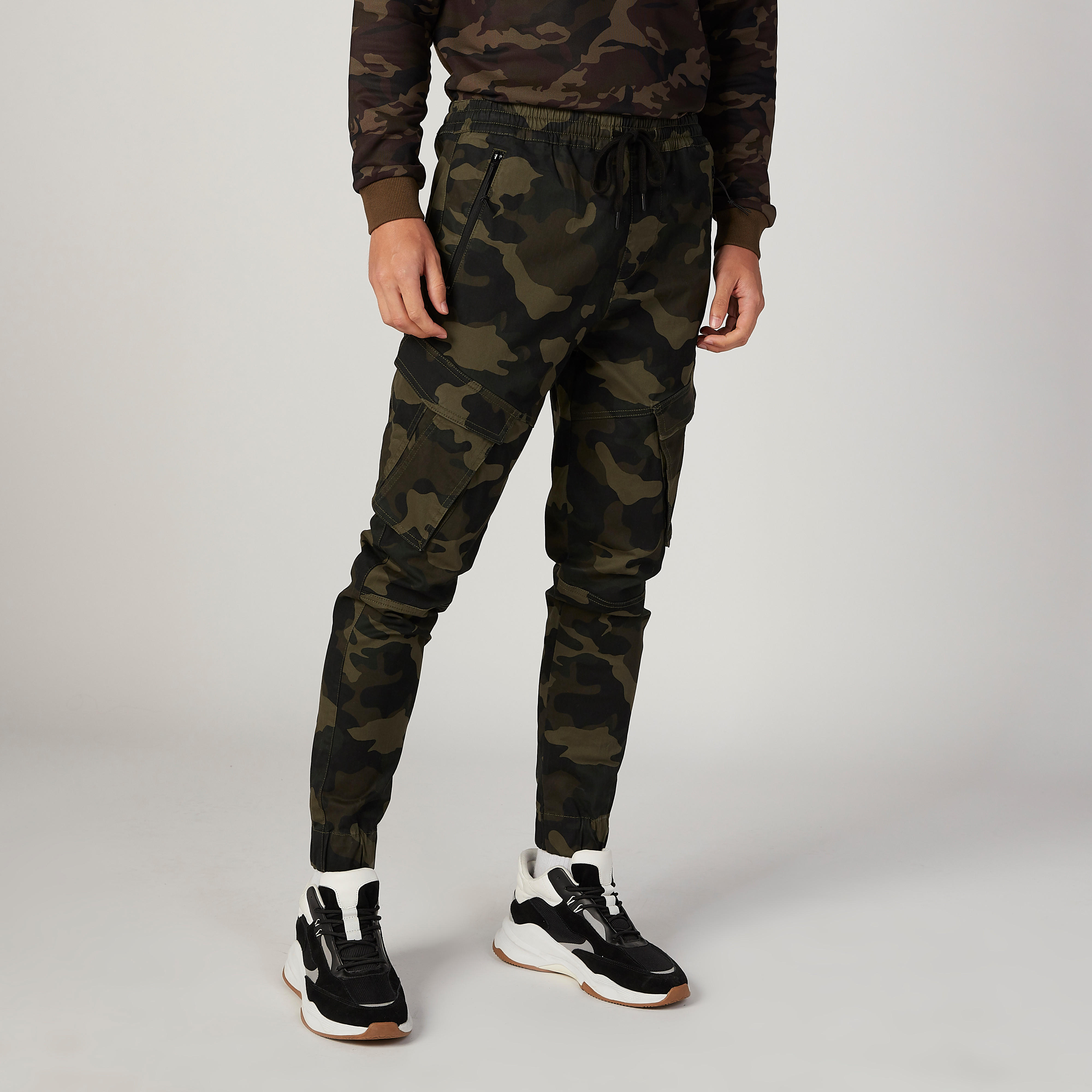 بنطلون رياضي بخصر مطّاطي متوسط الارتفاع وطبعات مموهّة-men-clothing-bottoms-joggers-image-1