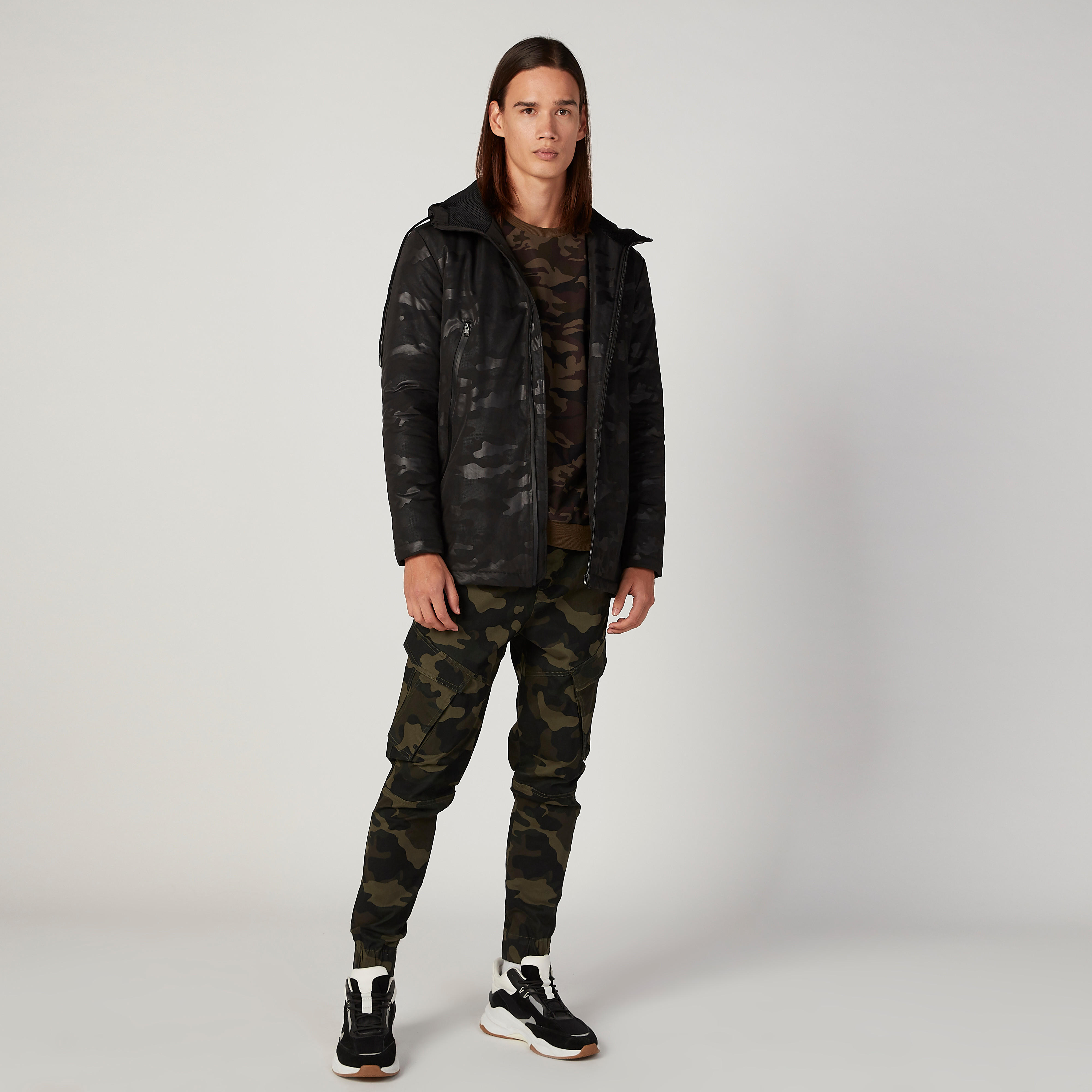 بنطلون رياضي بخصر مطّاطي متوسط الارتفاع وطبعات مموهّة-men-clothing-bottoms-joggers-image-2
