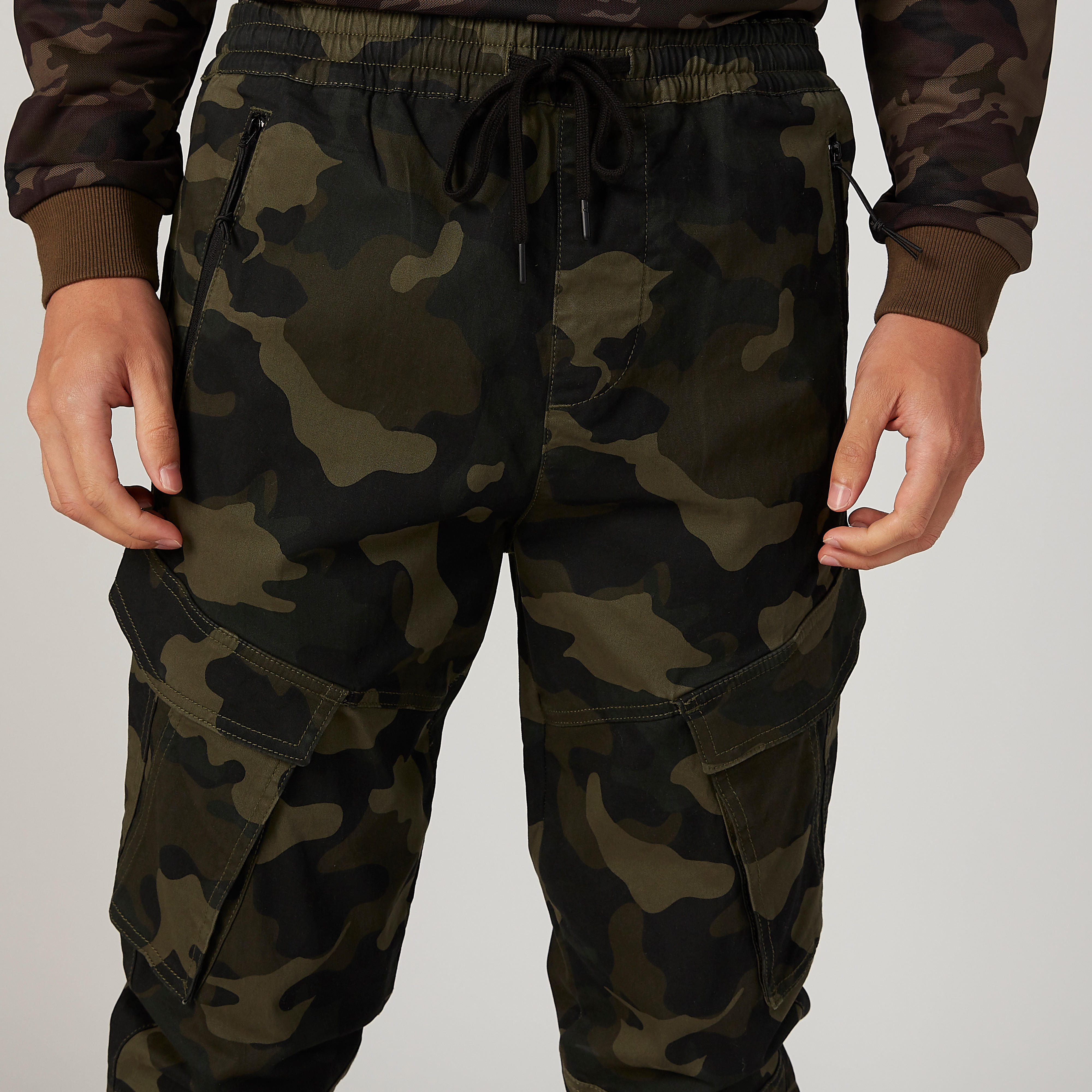 بنطلون رياضي بخصر مطّاطي متوسط الارتفاع وطبعات مموهّة-men-clothing-bottoms-joggers-image-3