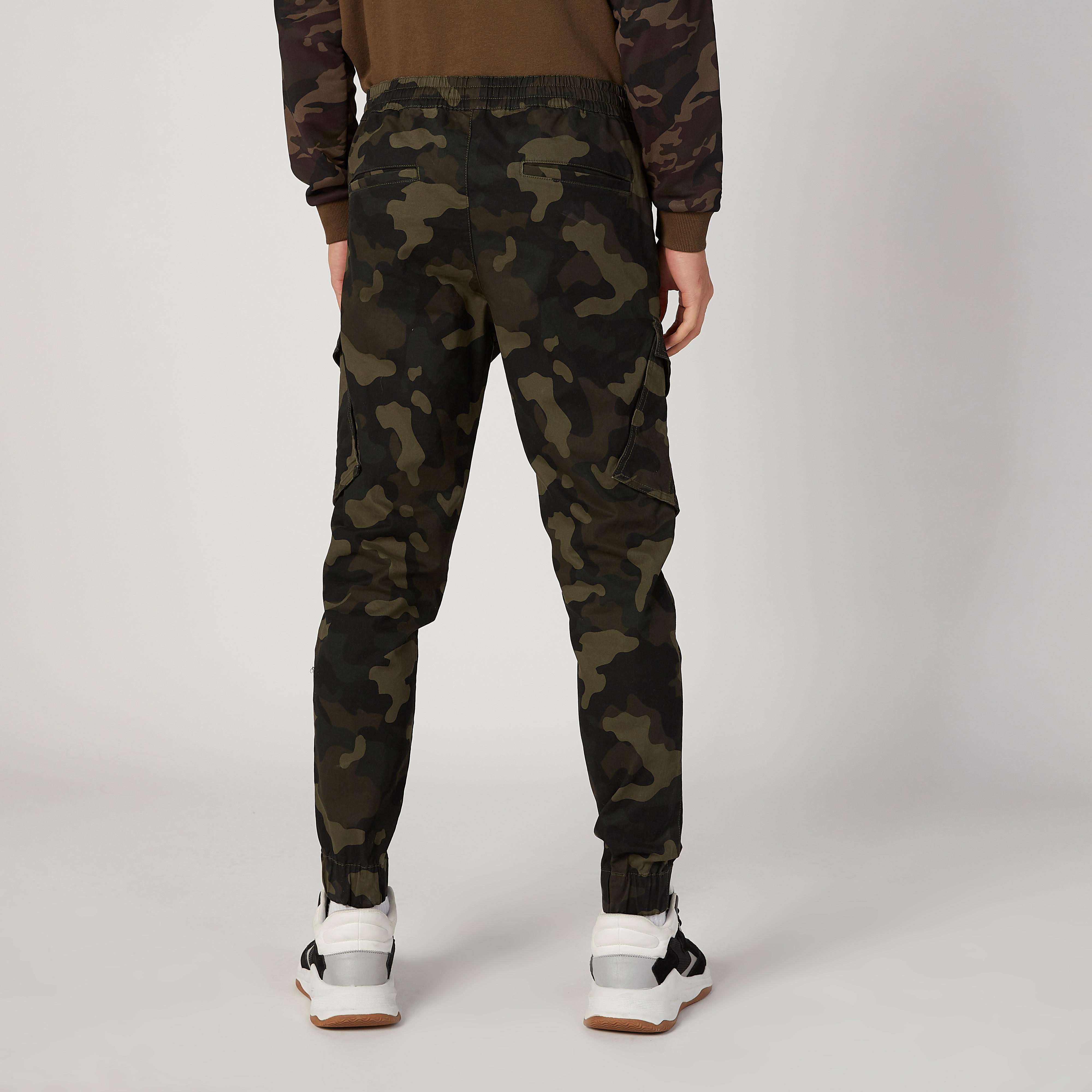 بنطلون رياضي بخصر مطّاطي متوسط الارتفاع وطبعات مموهّة-men-clothing-bottoms-joggers-image-4