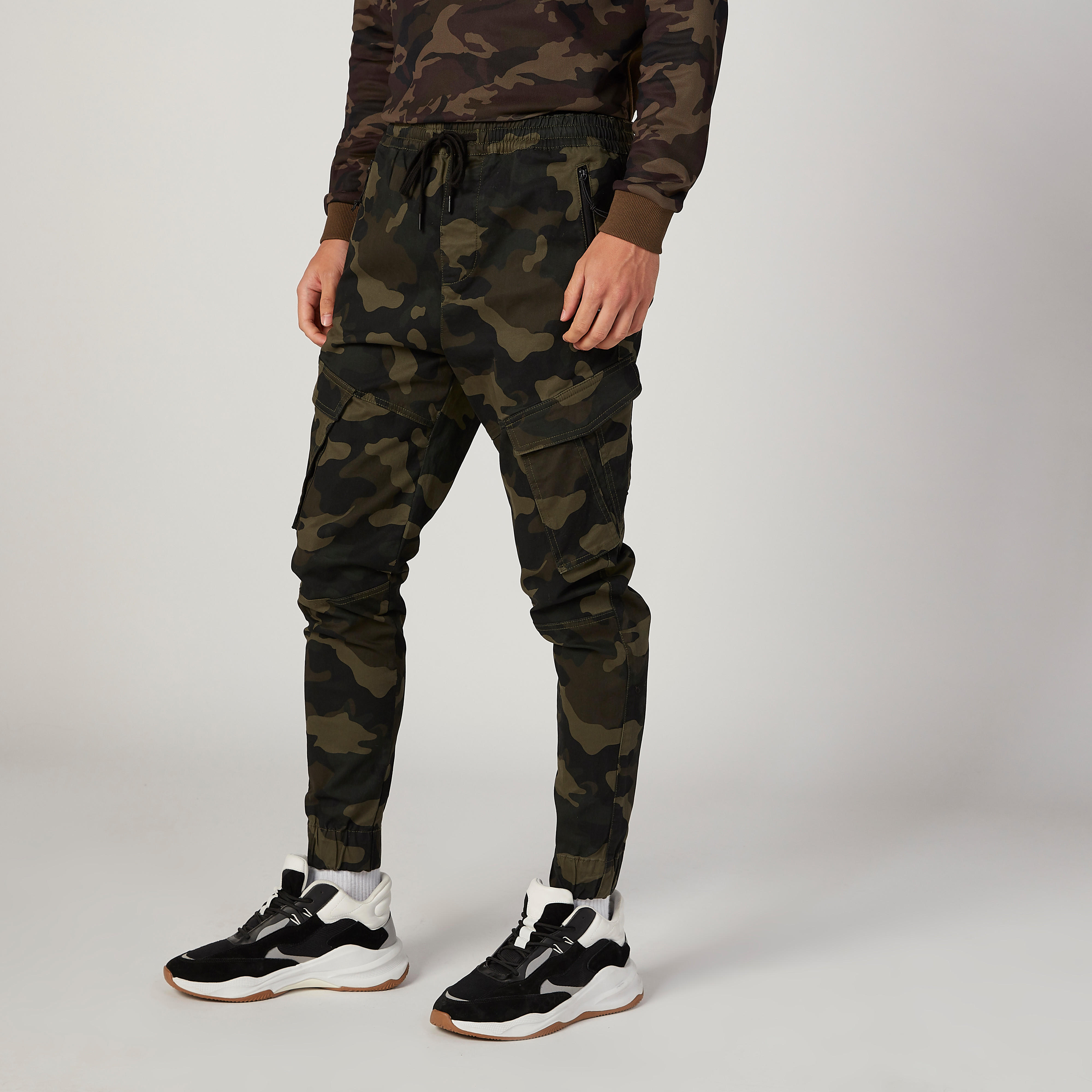 بنطلون رياضي بخصر مطّاطي متوسط الارتفاع وطبعات مموهّة-men-clothing-bottoms-joggers-image-5