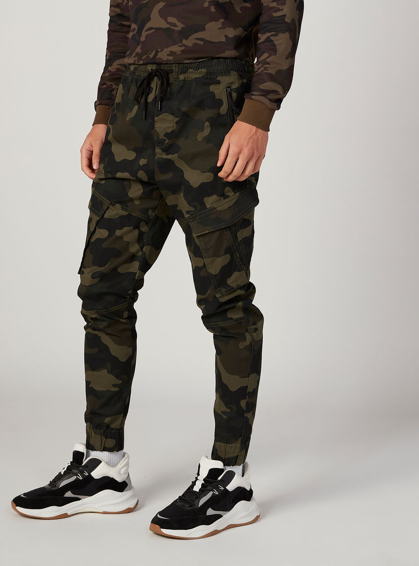 بنطلون رياضي بخصر مطّاطي متوسط الارتفاع وطبعات مموهّة-men-clothing-bottoms-joggers-image-5