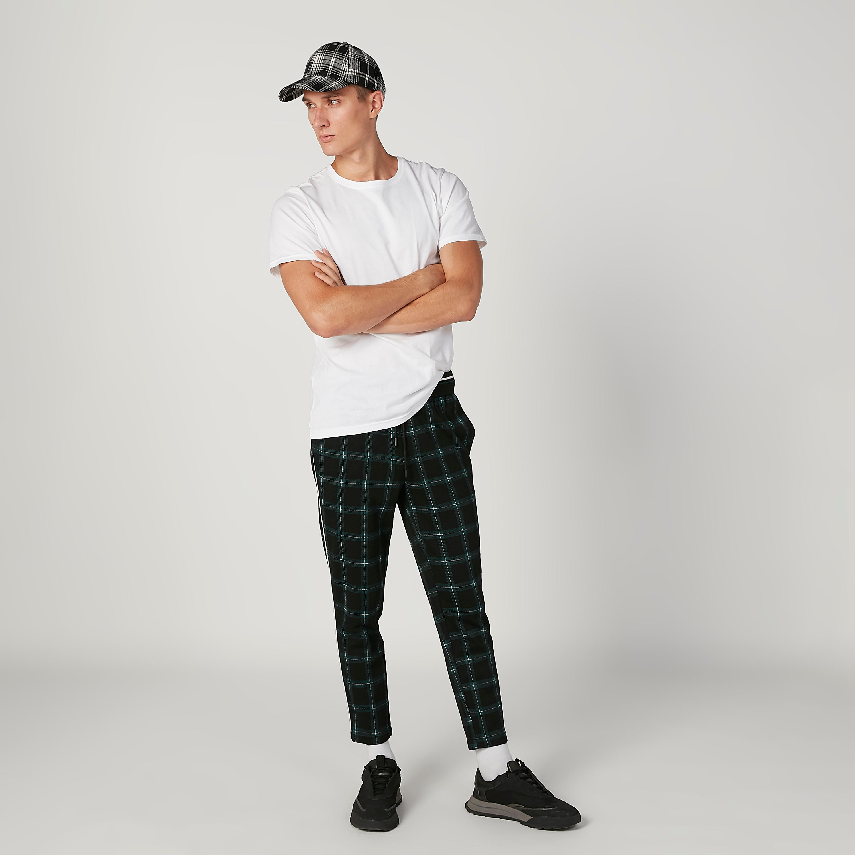 بنطلون مستدام قصير كاروهات بخصر مطّاطي-men-clothing-bottoms-trousersandchinos-trousers-image-2