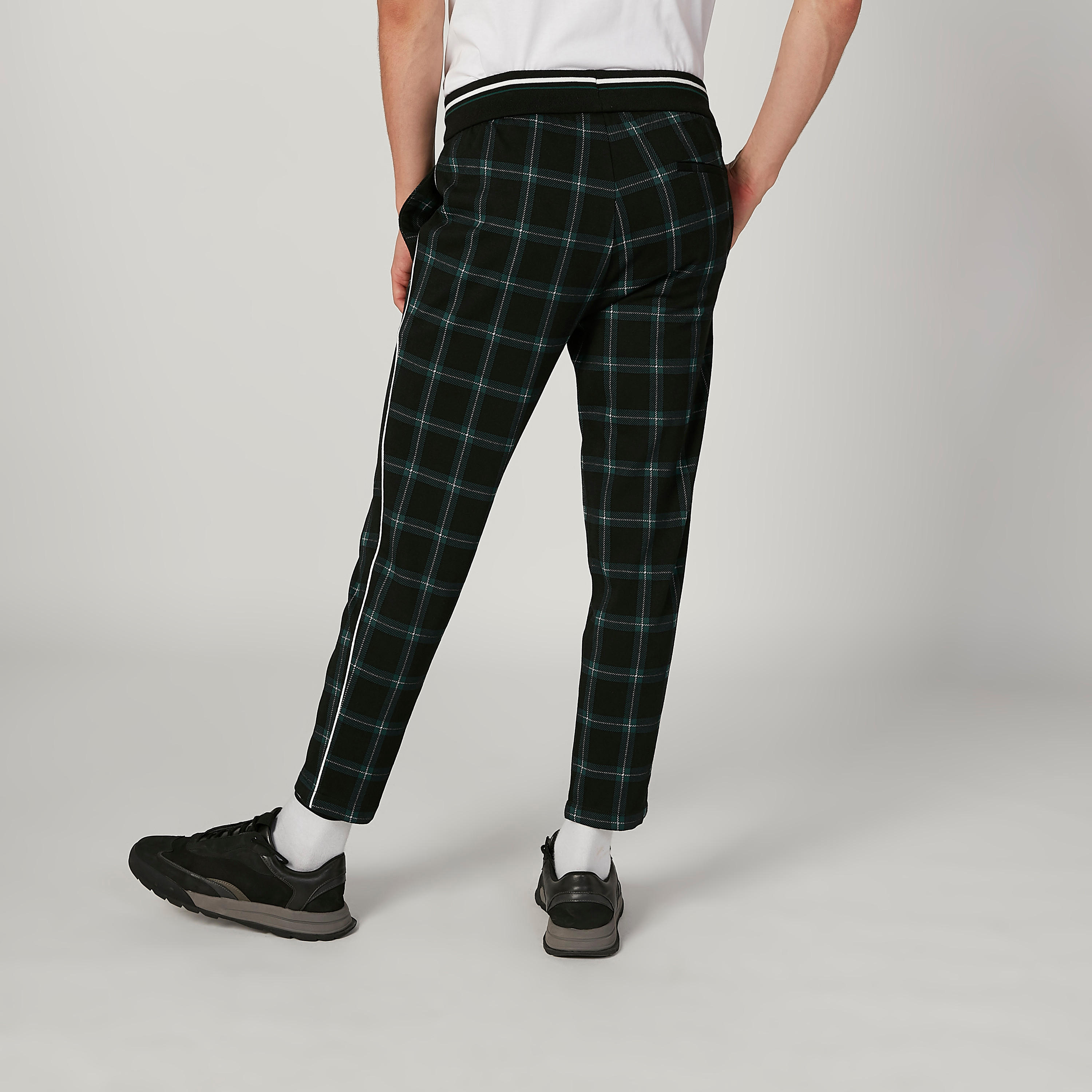 بنطلون مستدام قصير كاروهات بخصر مطّاطي-men-clothing-bottoms-trousersandchinos-trousers-image-4