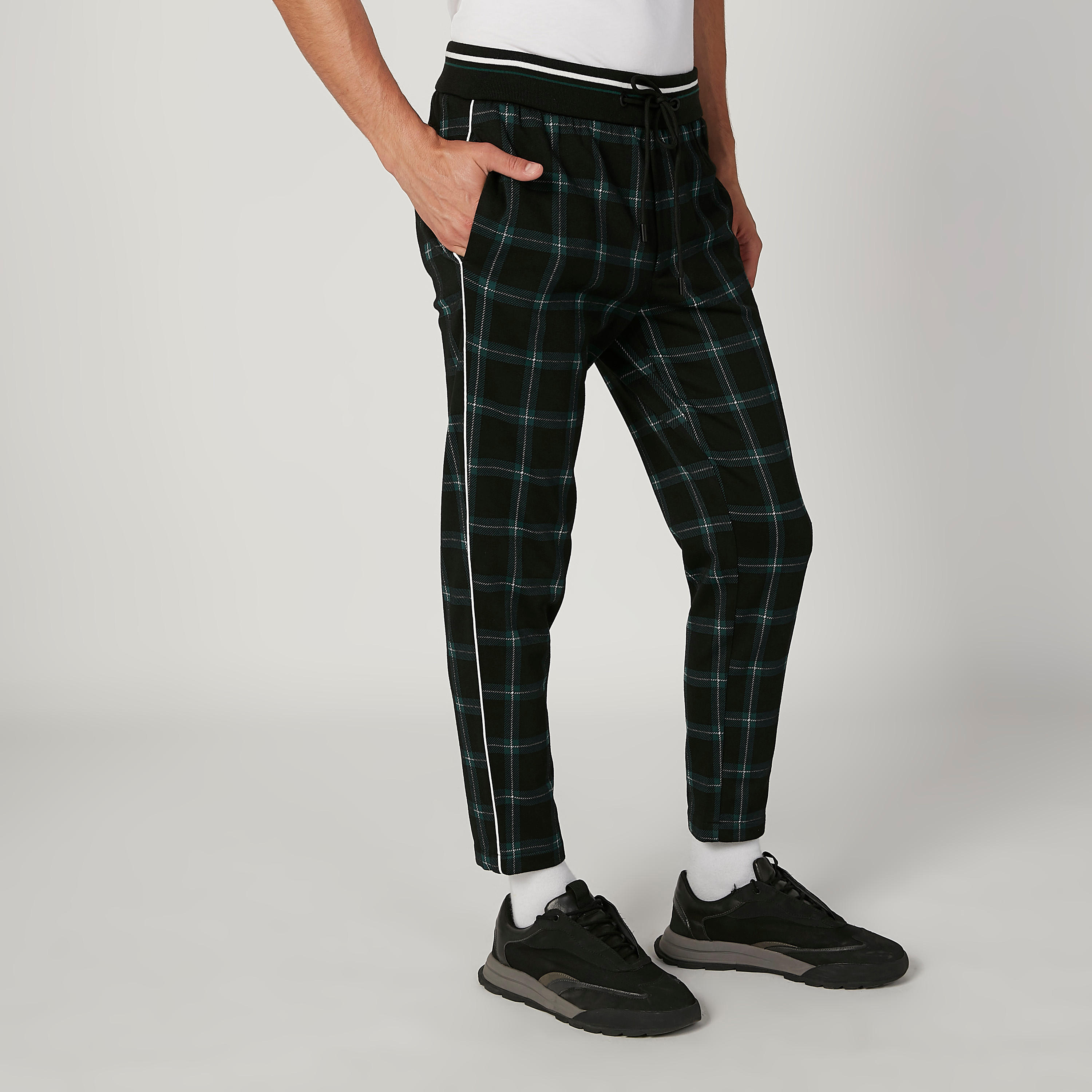 بنطلون مستدام قصير كاروهات بخصر مطّاطي-men-clothing-bottoms-trousersandchinos-trousers-image-5
