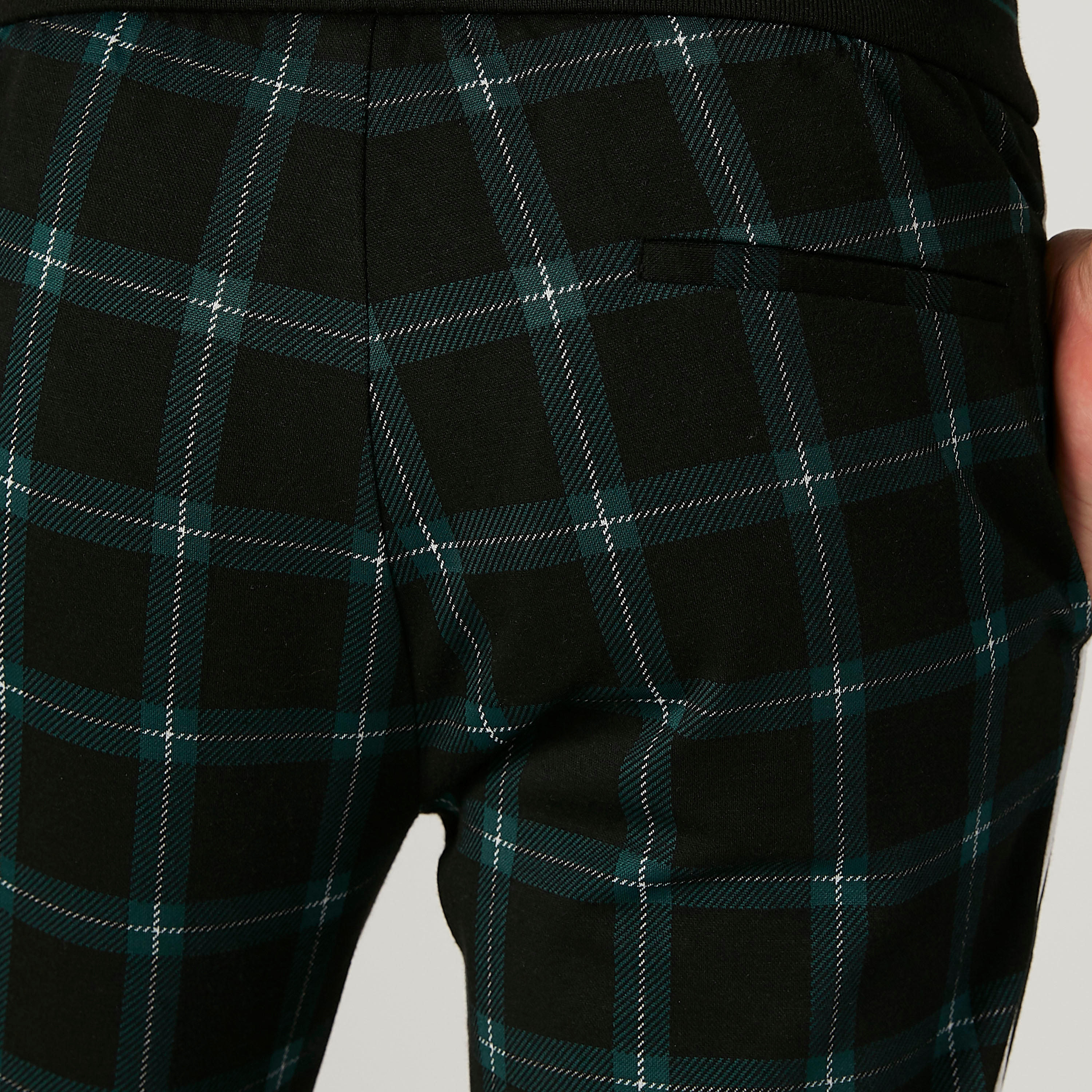 بنطلون مستدام قصير كاروهات بخصر مطّاطي-men-clothing-bottoms-trousersandchinos-trousers-image-6