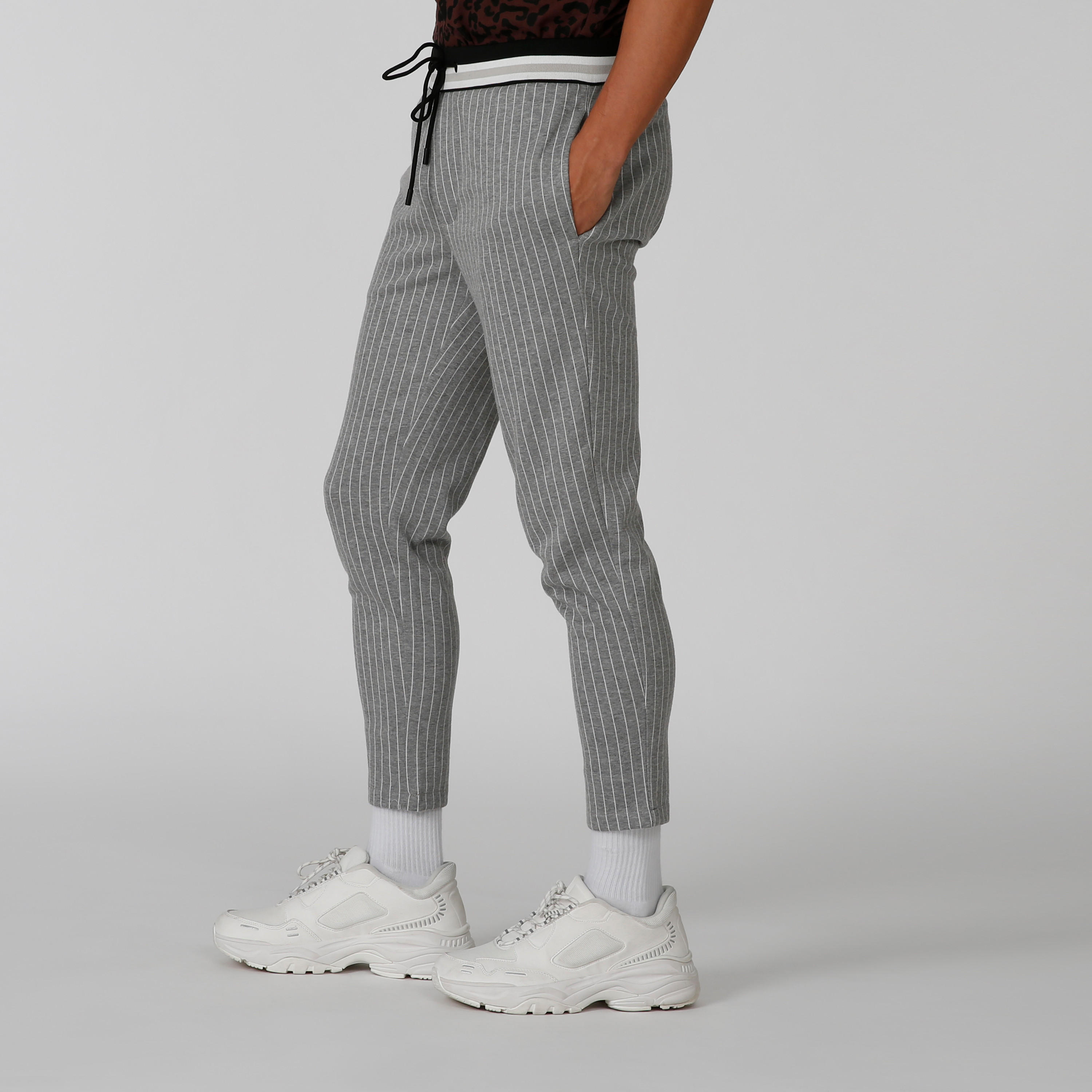 بنطال مقلّم برباط وجيوب من خامات مستدامة-men-clothing-bottoms-trousersandchinos-trousers-image-1